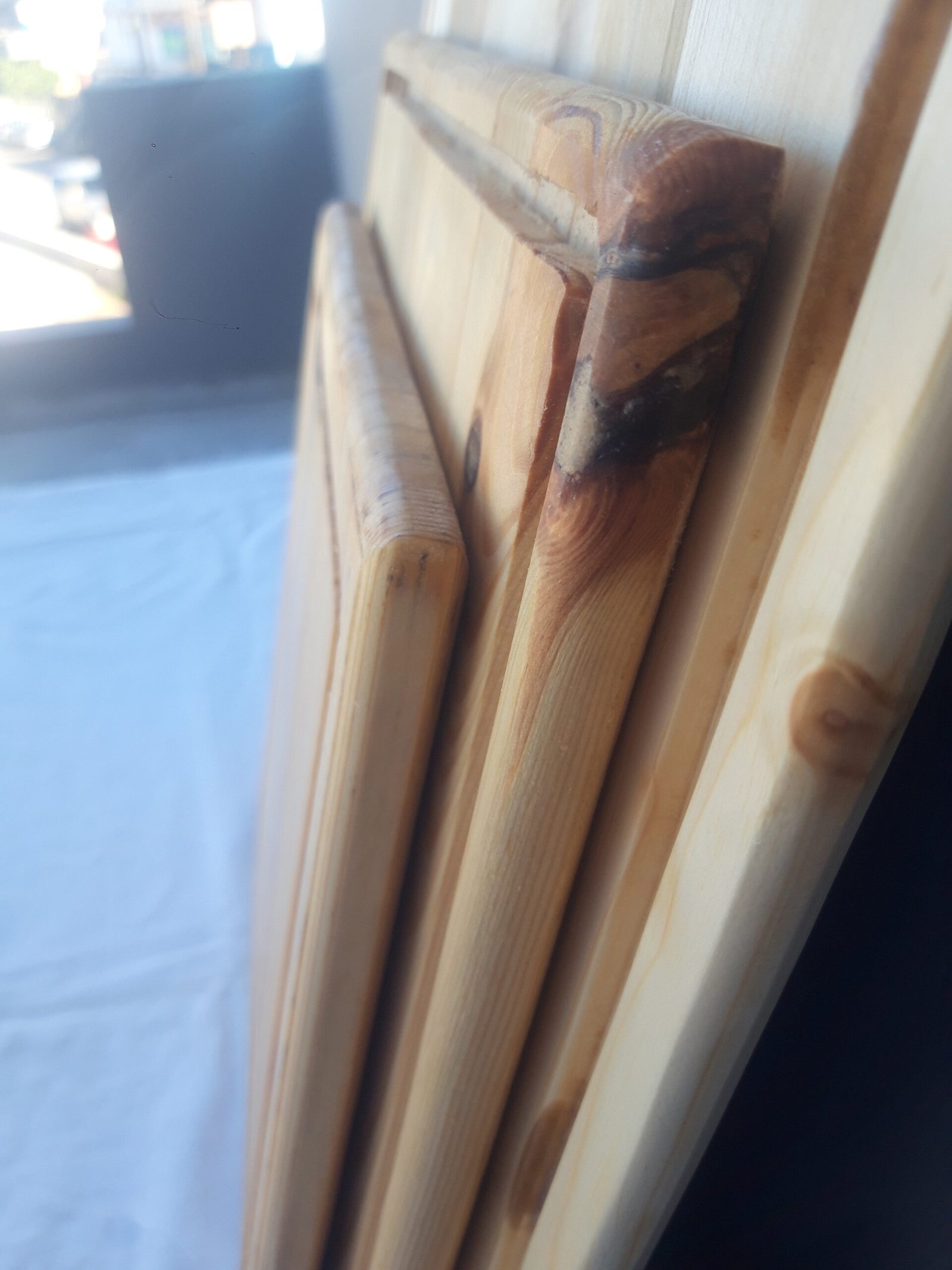 20240927_111134 Κοντινή λήψη χειροποίητου ξύλινου πιάτου με αυλακώσεις και λεπτομέρειες τελειώματος, σόκορου