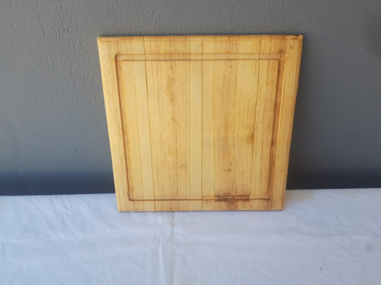 20240927_111339 Χειροποίητα ξύλινα πιάτα με φυσική υφή και αυλακώσεις.