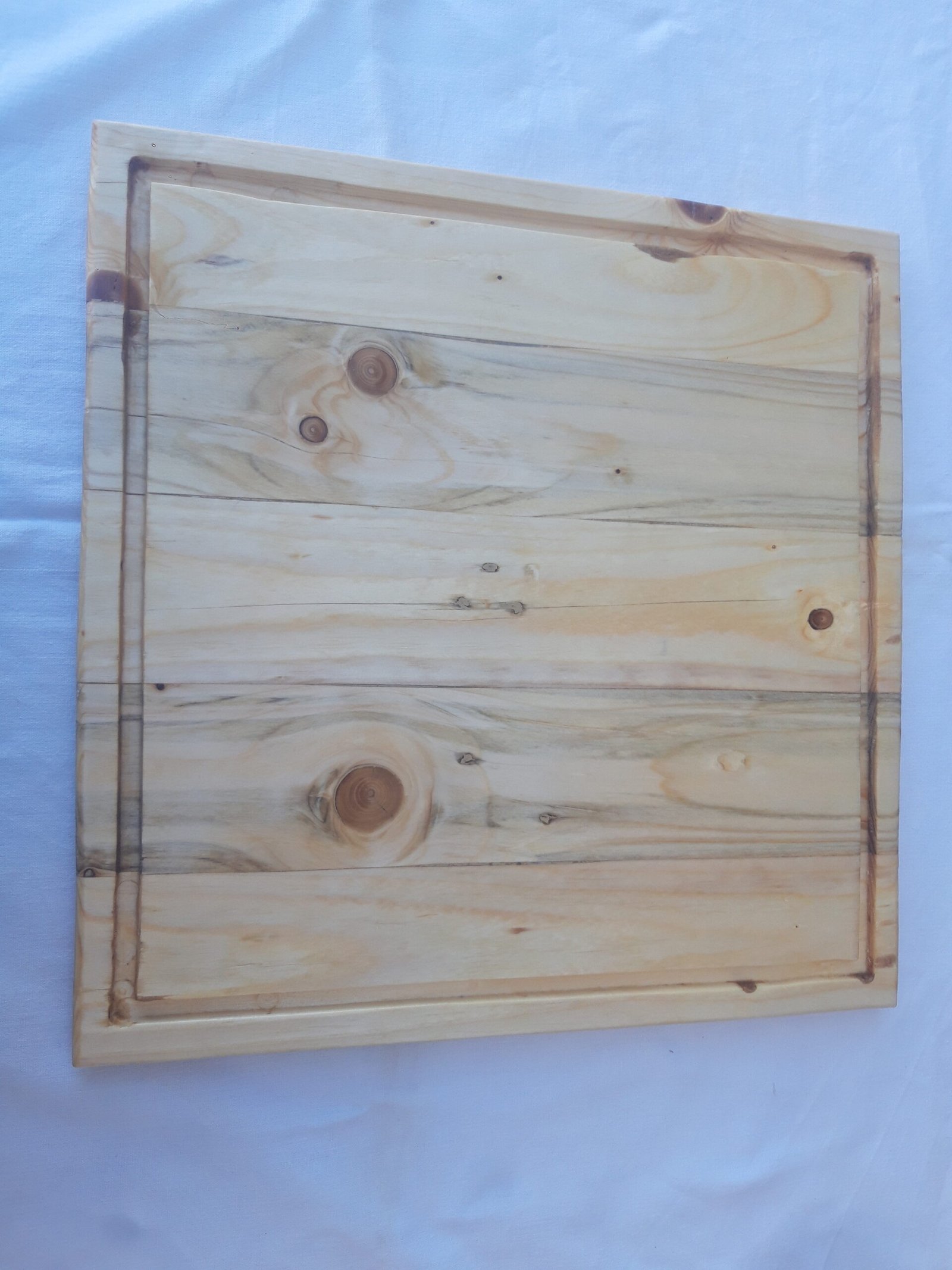 20240927_111405 Χειροποίητα ξύλινα πιάτα με φυσική υφή και αυλακώσεις.