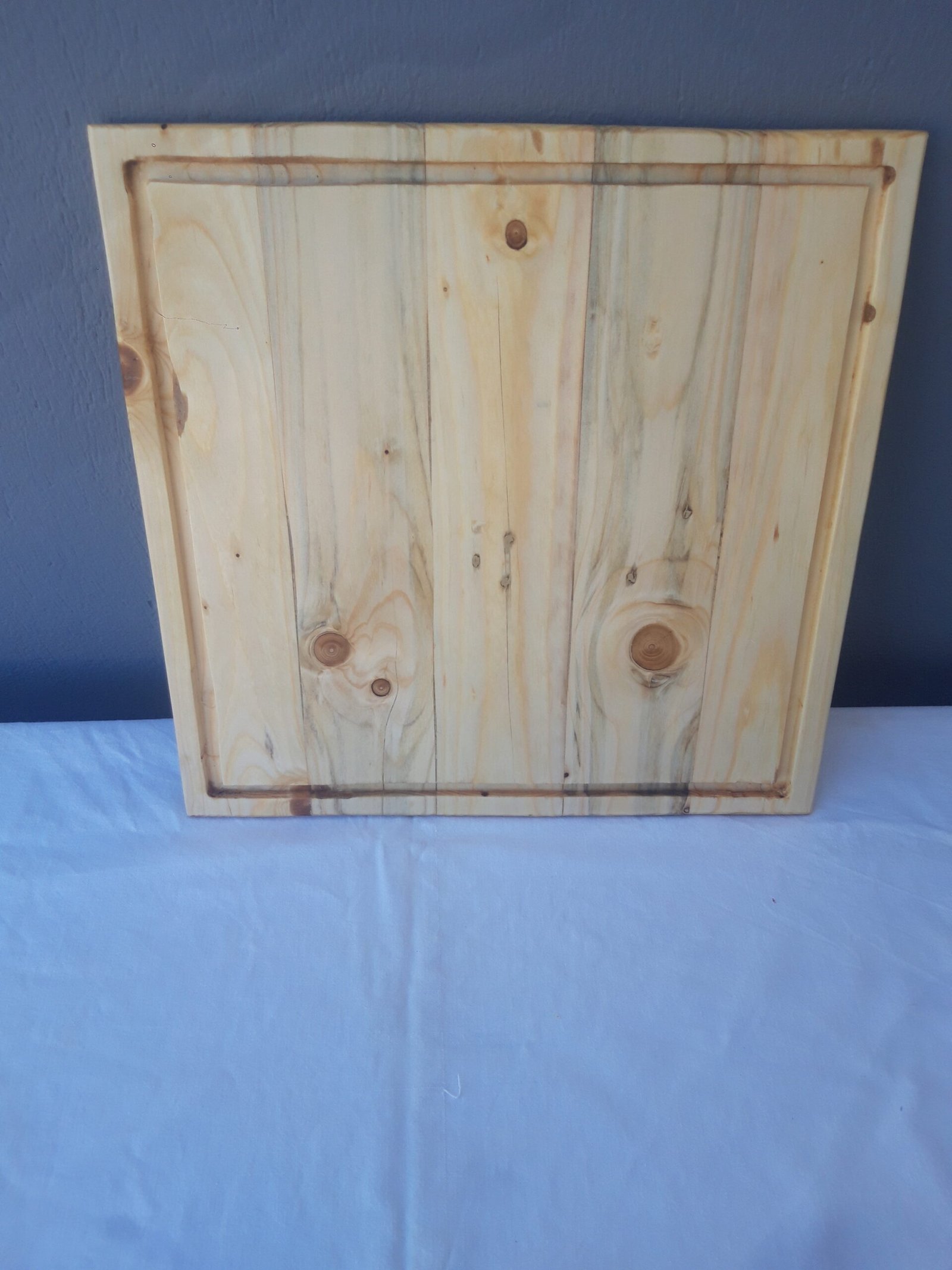 20240927_111420 Χειροποίητα ξύλινα πιάτα με φυσική υφή και αυλακώσεις.