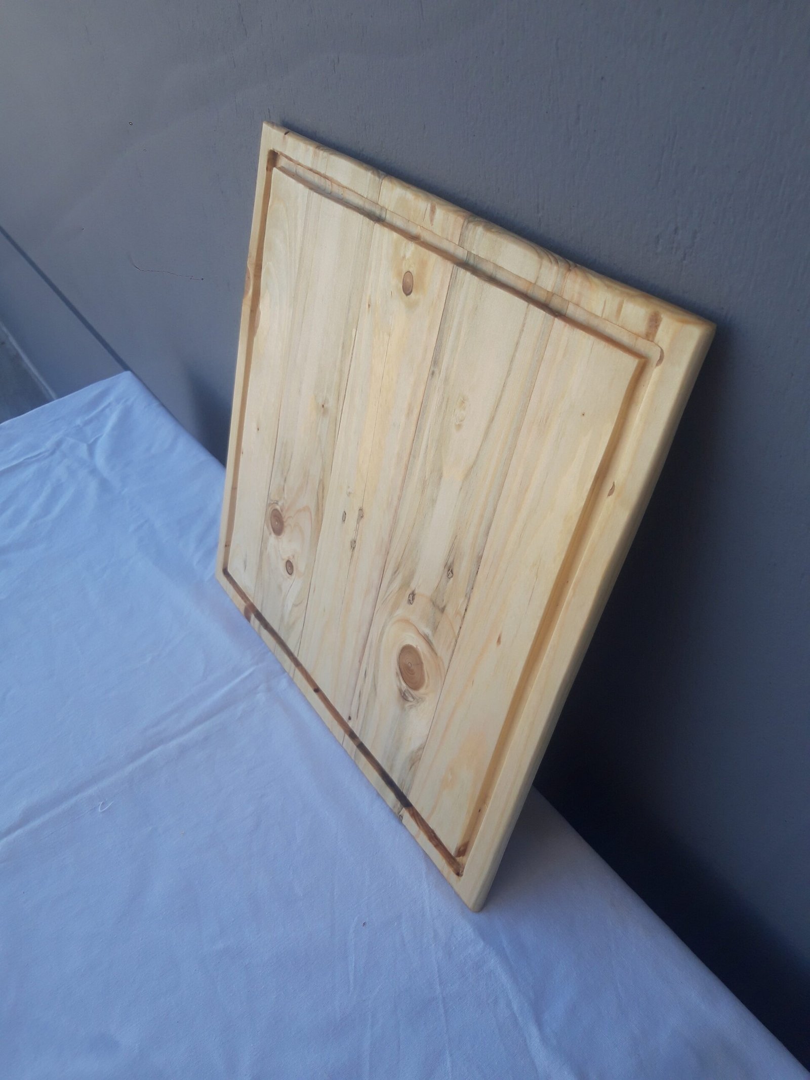 20240927_111425 Χειροποίητα ξύλινα πιάτα με φυσική υφή και αυλακώσεις.