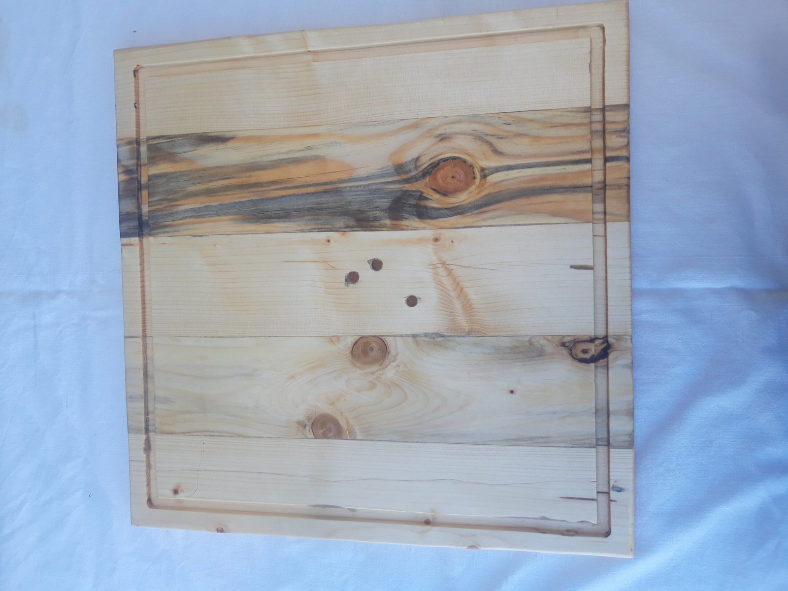 20240927_111454(0) Χειροποίητα ξύλινα πιάτα με φυσική υφή και αυλακώσεις.