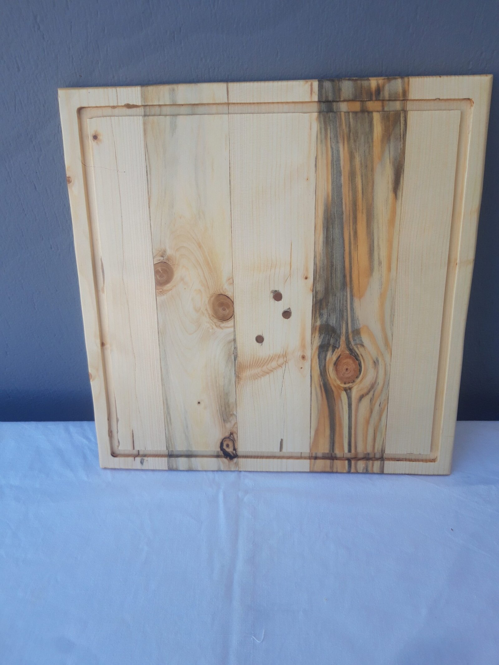 20240927_111505(0) Χειροποίητα ξύλινα πιάτα με φυσική υφή και αυλακώσεις.