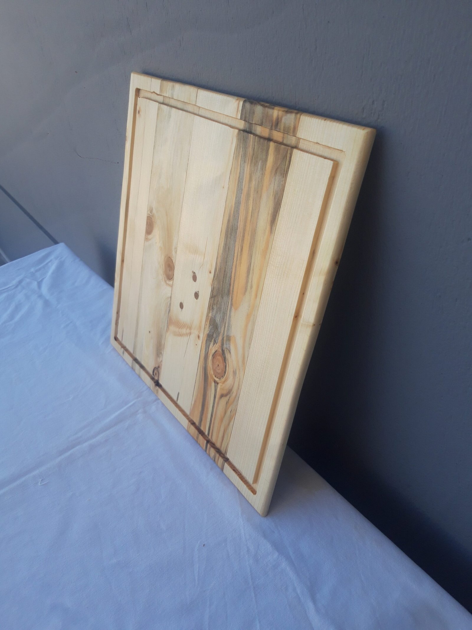 20240927_111509(0) Χειροποίητα ξύλινα πιάτα με φυσική υφή και αυλακώσεις.