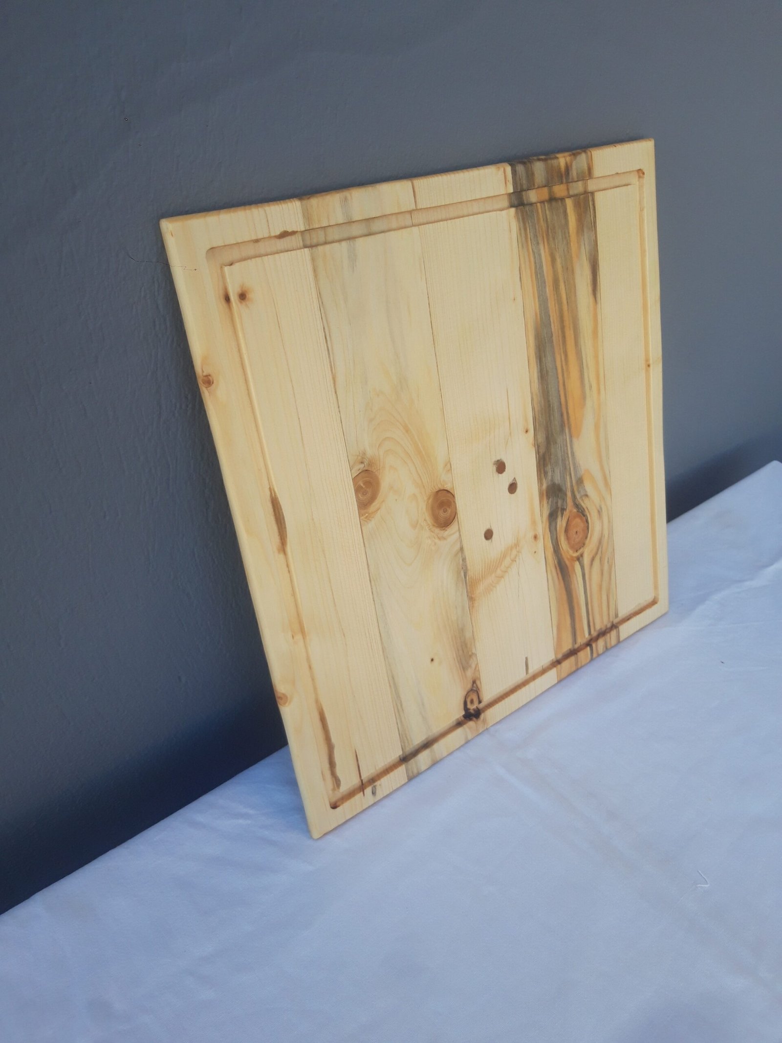 20240927_111516 Χειροποίητα ξύλινα πιάτα με φυσική υφή και αυλακώσεις.