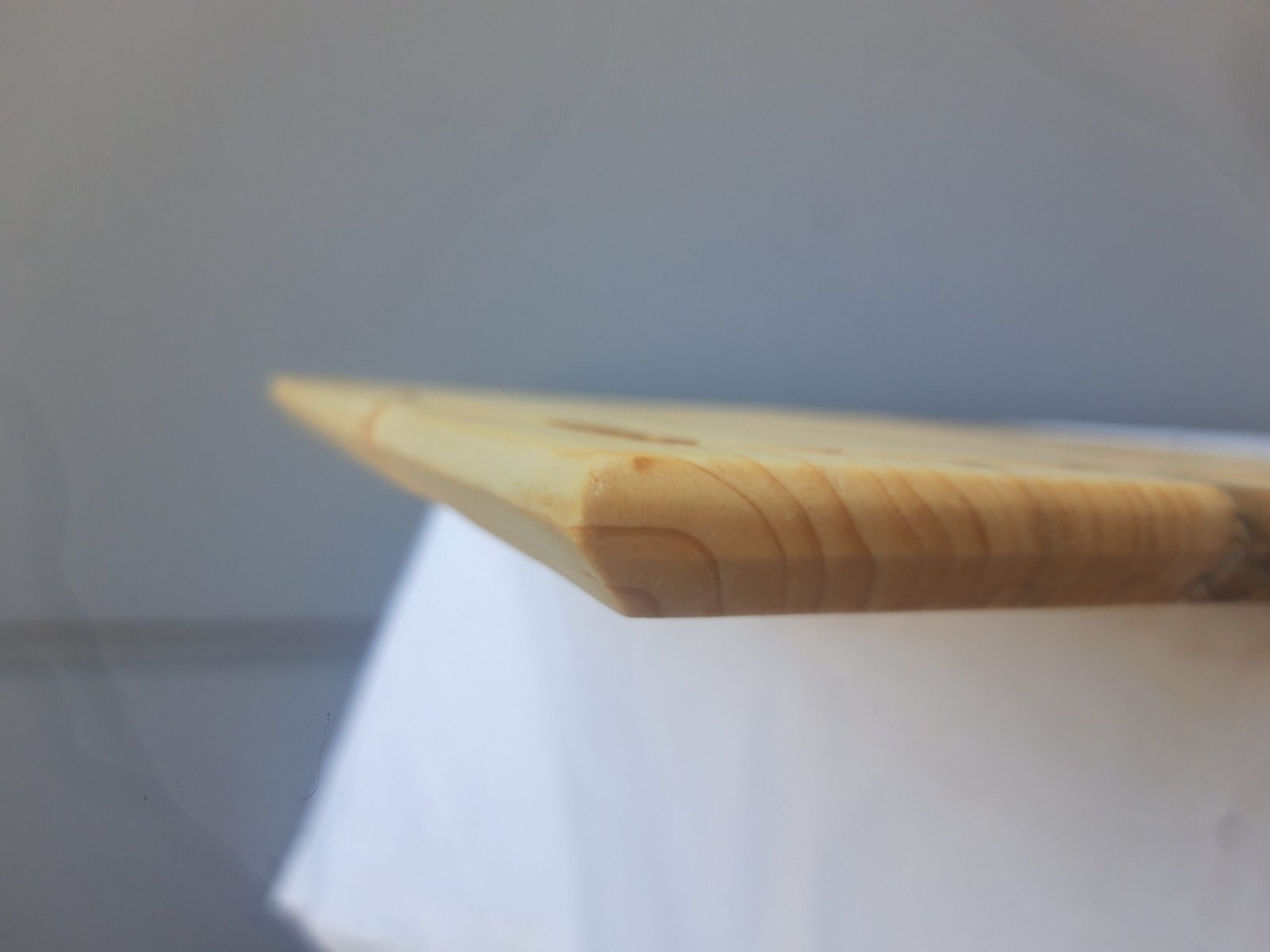 20240927_111742 Κοντινή λήψη χειροποίητου ξύλινου πιάτου με αυλακώσεις και λεπτομέρειες τελειώματος, σόκορου