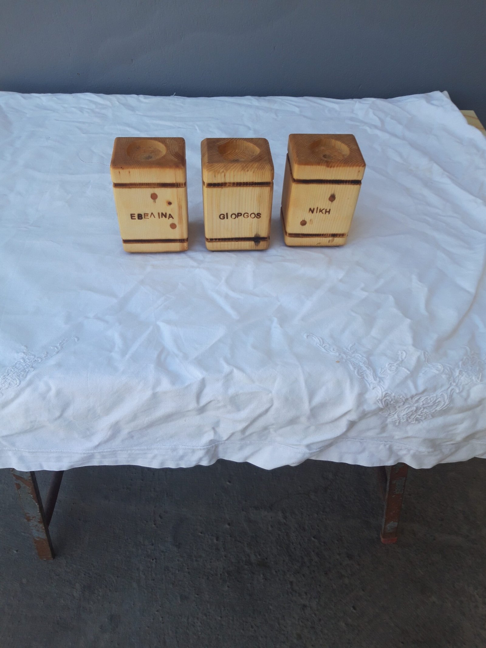 20241002_132154 Ξύλινη χειροποίητη βάση ρεσώ με λεπτομέρειες από φυσικό ξύλο και μοντέρνο σχεδιασμό.