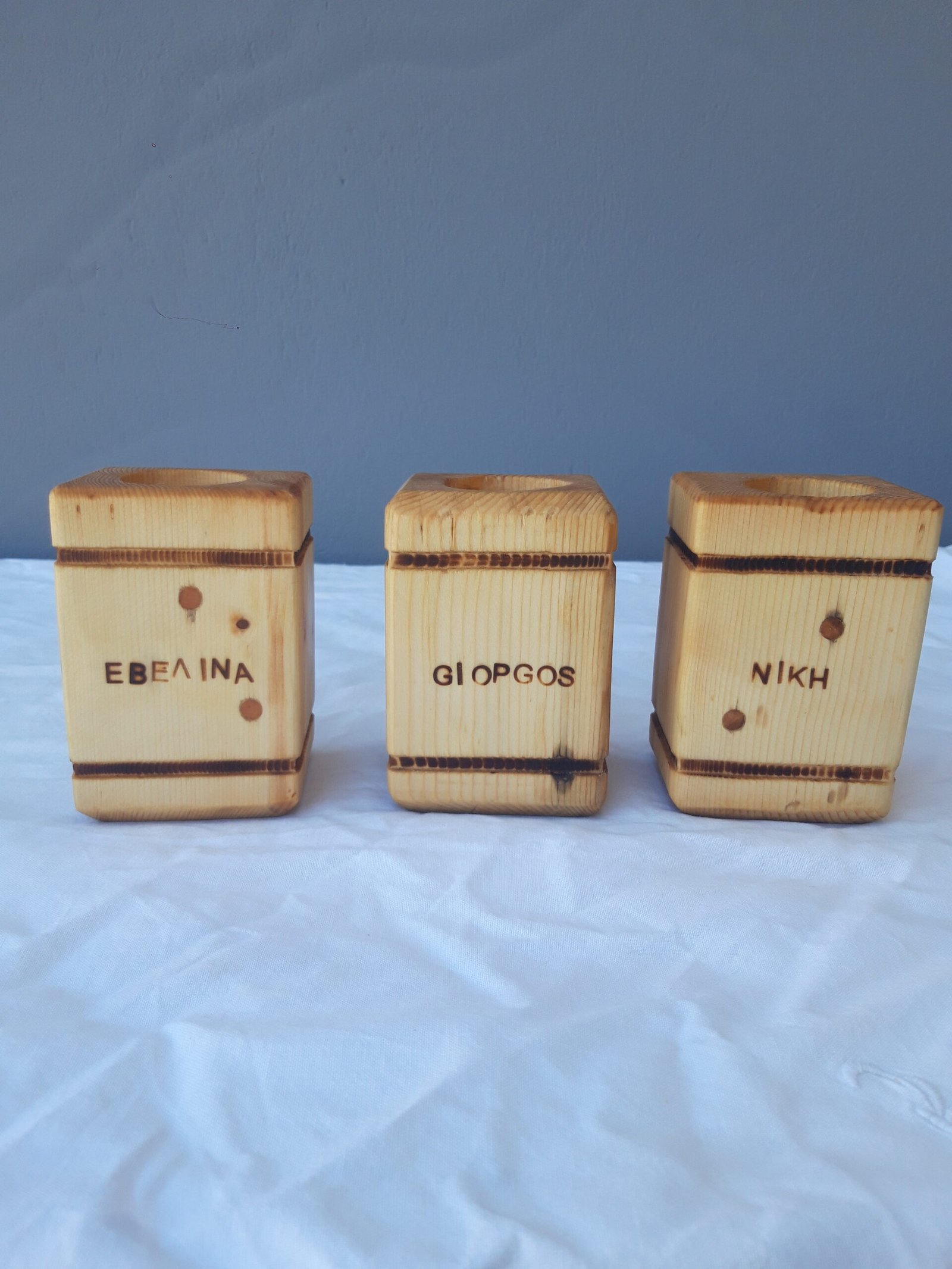 20241002_132221(0) Ξύλινη χειροποίητη βάση ρεσώ με λεπτομέρειες από φυσικό ξύλο και μοντέρνο σχεδιασμό.