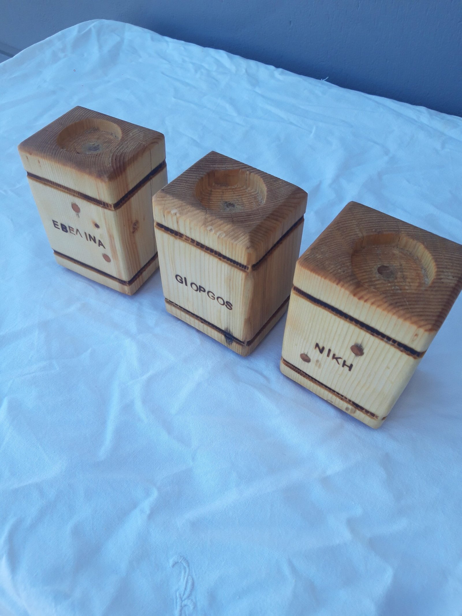 20241002_132231 Ξύλινη χειροποίητη βάση ρεσώ με λεπτομέρειες από φυσικό ξύλο και μοντέρνο σχεδιασμό.