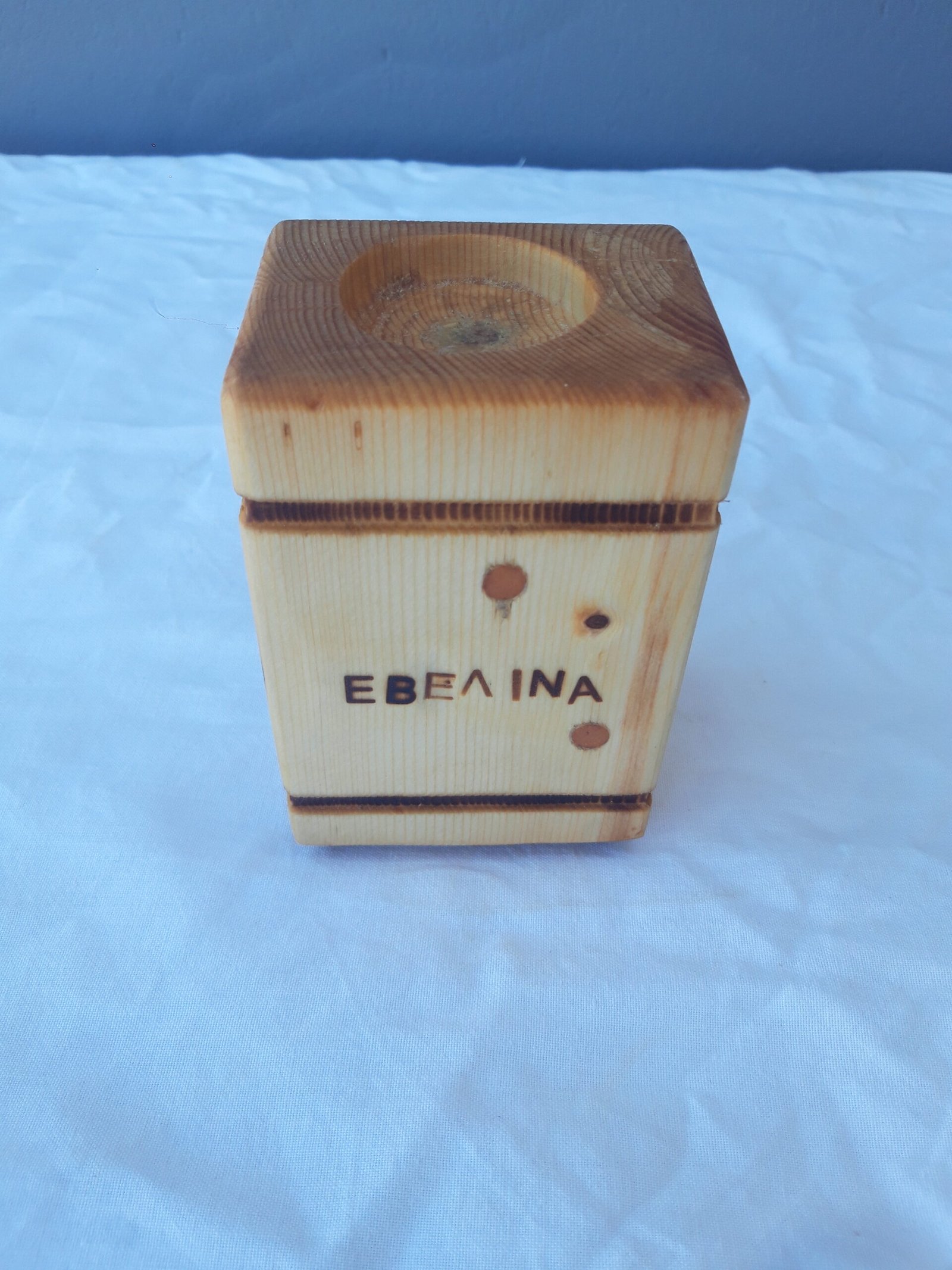 20241002_132245 Ξύλινη χειροποίητη βάση ρεσώ με λεπτομέρειες από φυσικό ξύλο και μοντέρνο σχεδιασμό.