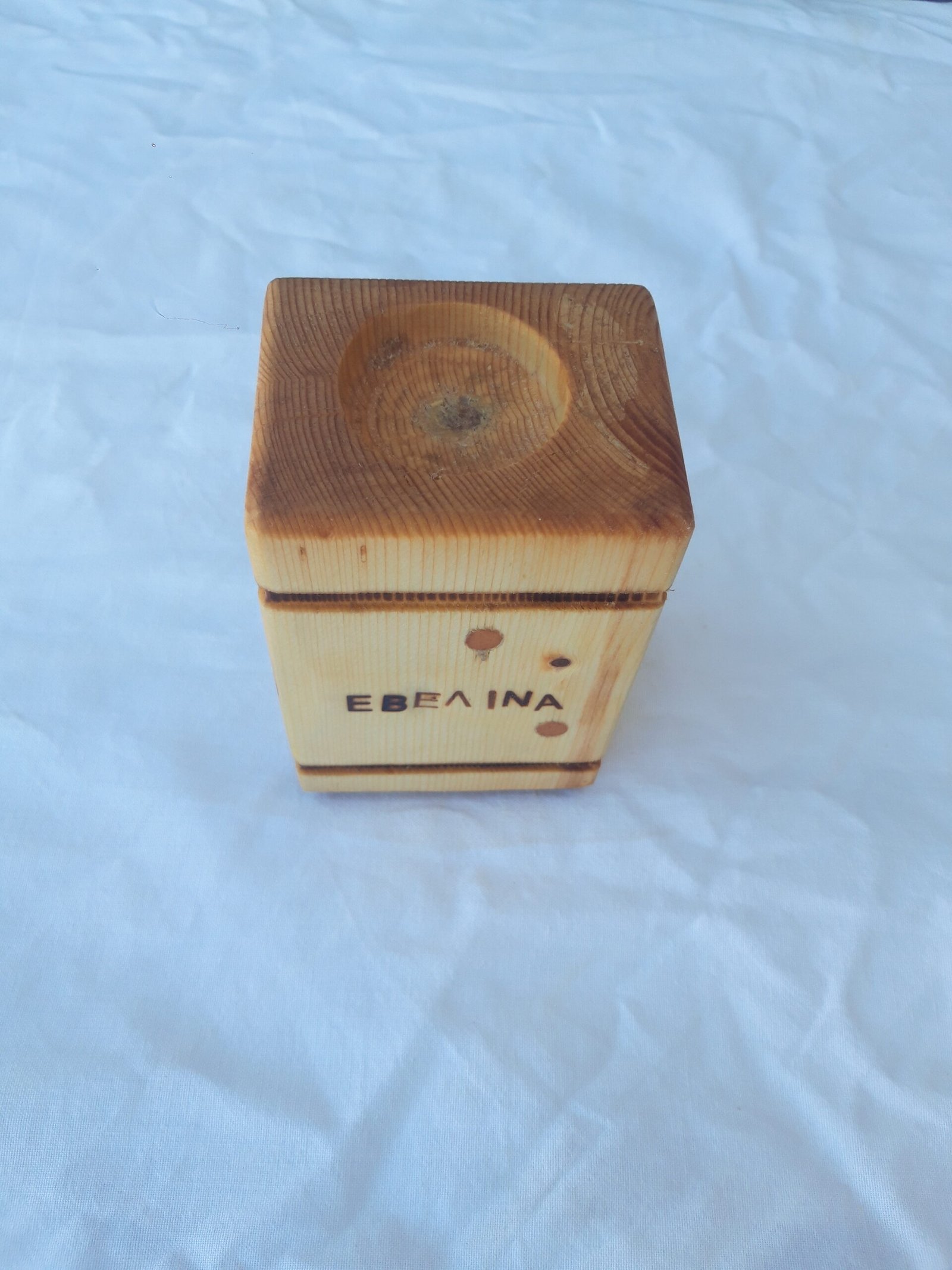 20241002_132247 Ξύλινη χειροποίητη βάση ρεσώ με λεπτομέρειες από φυσικό ξύλο και μοντέρνο σχεδιασμό.