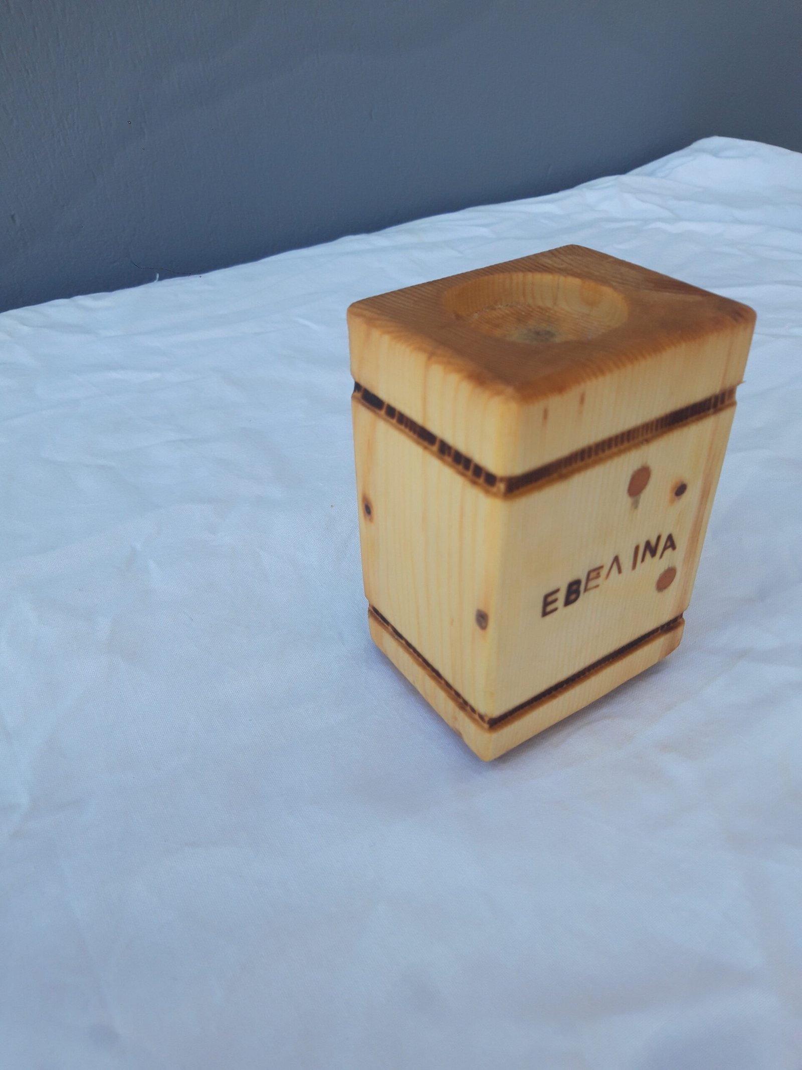 20241002_132255 Ξύλινη χειροποίητη βάση ρεσώ με λεπτομέρειες από φυσικό ξύλο και μοντέρνο σχεδιασμό.