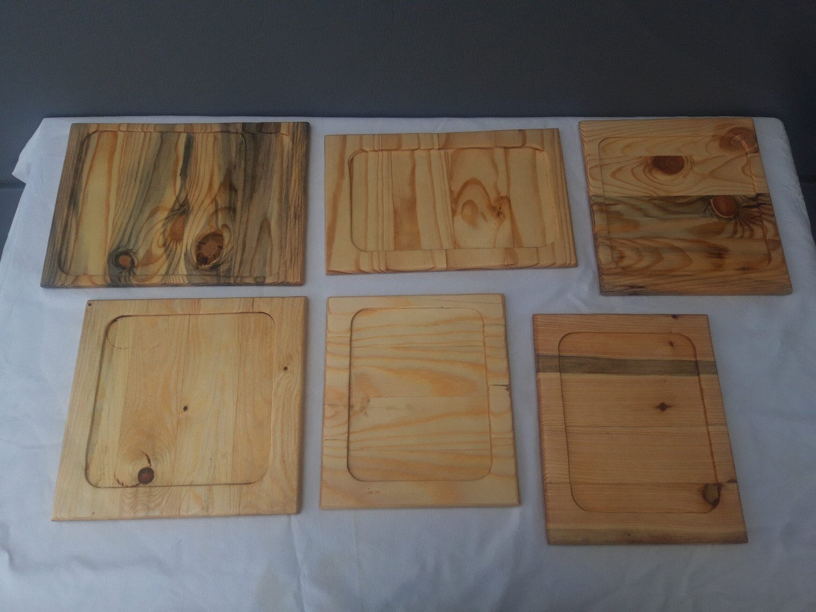 20250210_125701 Χειροποίητα ξύλινα πιάτα με φυσική υφή και σκάψιμο.