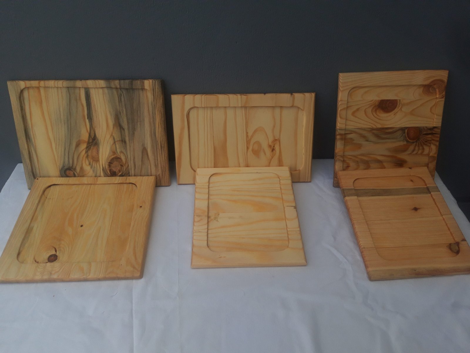 20250210_125733 Χειροποίητα ξύλινα πιάτα με φυσική υφή και σκάψιμο.