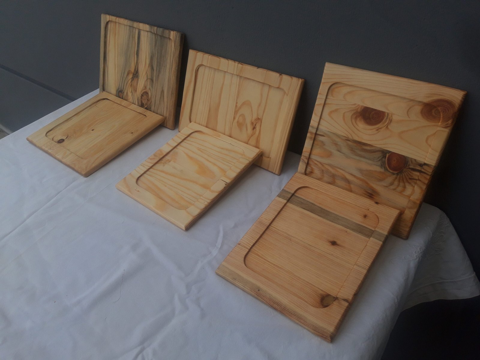 20250210_125740 Χειροποίητα ξύλινα πιάτα με φυσική υφή και σκάψιμο.