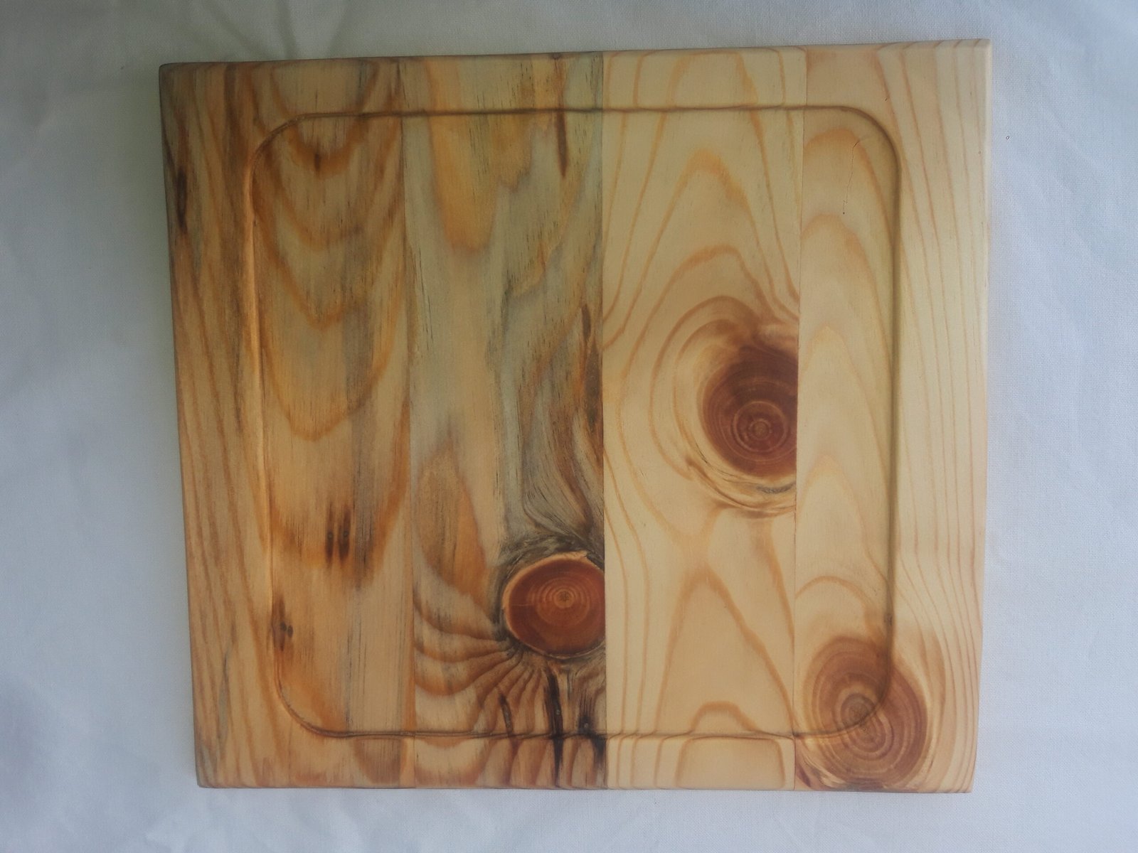 20250210_125904 Χειροποίητα ξύλινα πιάτα με φυσική υφή και σκάψιμο.