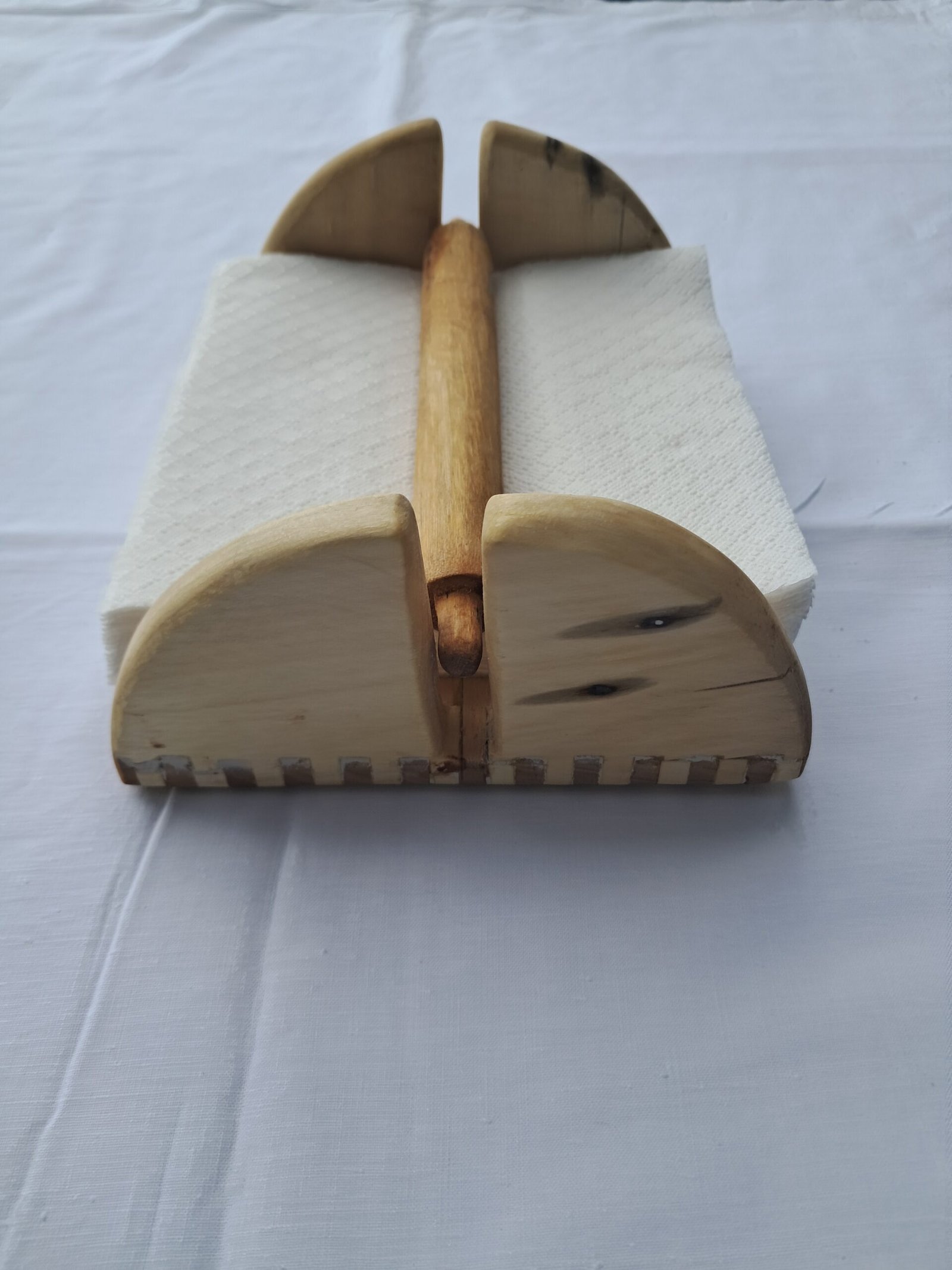 Χειροποίητη ξύλινη χαρτοπετσετοθήκη με φυσική υφή ξύλου.