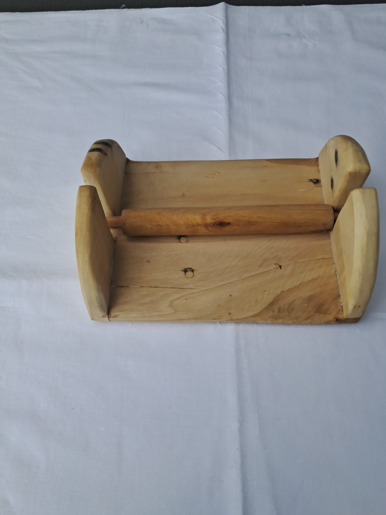 Χειροποίητη ξύλινη χαρτοπετσετοθήκη με φυσική υφή ξύλου.