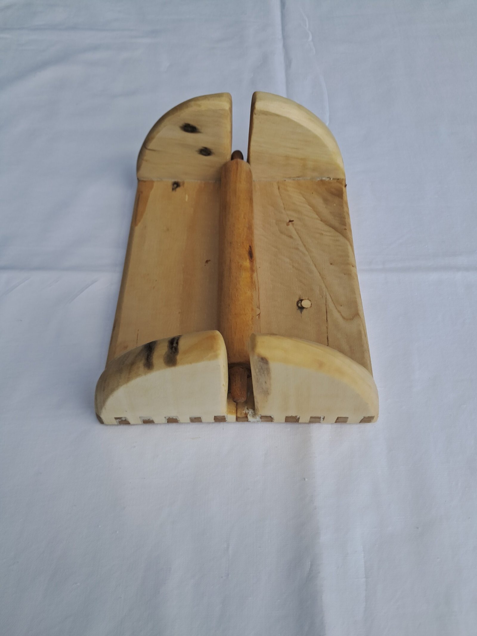 Χειροποίητη ξύλινη χαρτοπετσετοθήκη με φυσική υφή ξύλου.