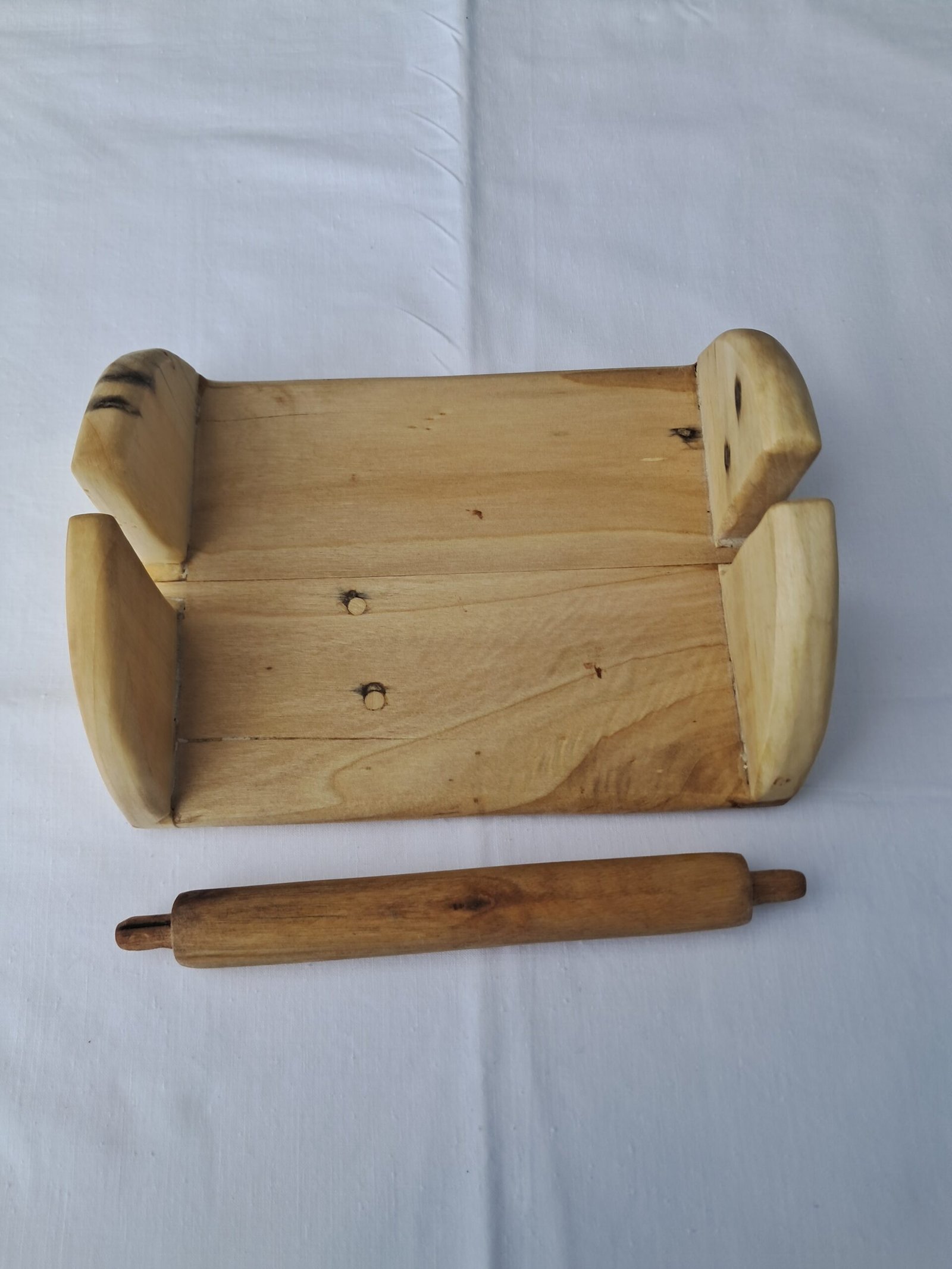 Χειροποίητη ξύλινη χαρτοπετσετοθήκη με φυσική υφή ξύλου.