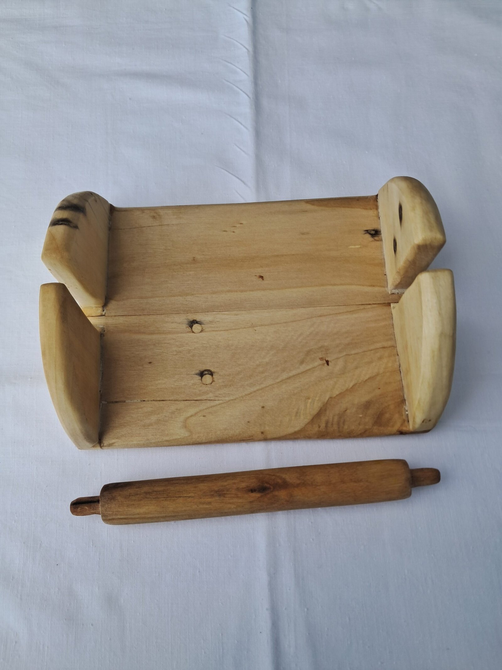 Χειροποίητη ξύλινη χαρτοπετσετοθήκη με φυσική υφή ξύλου.