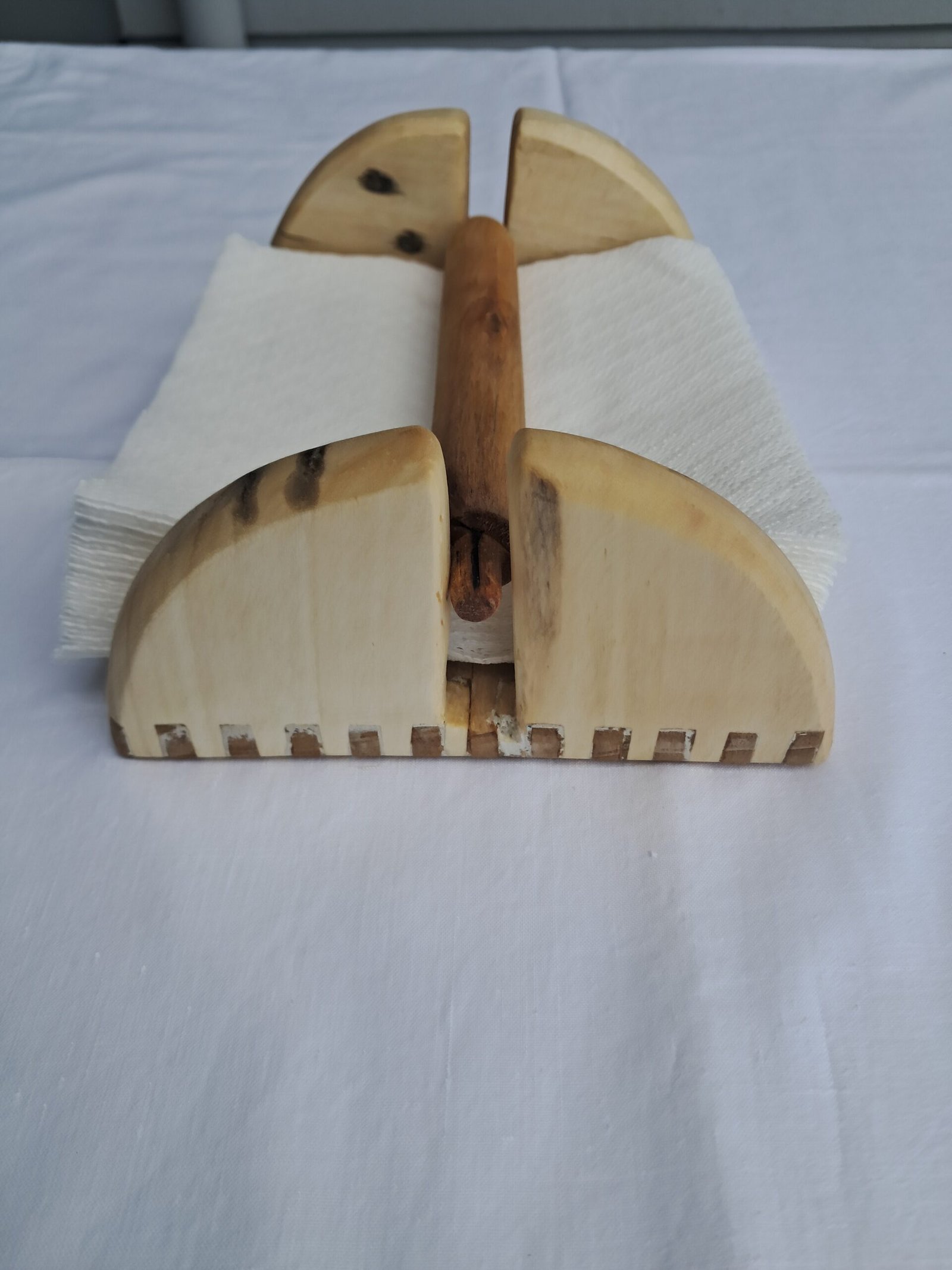 Χειροποίητη ξύλινη χαρτοπετσετοθήκη με φυσική υφή ξύλου.