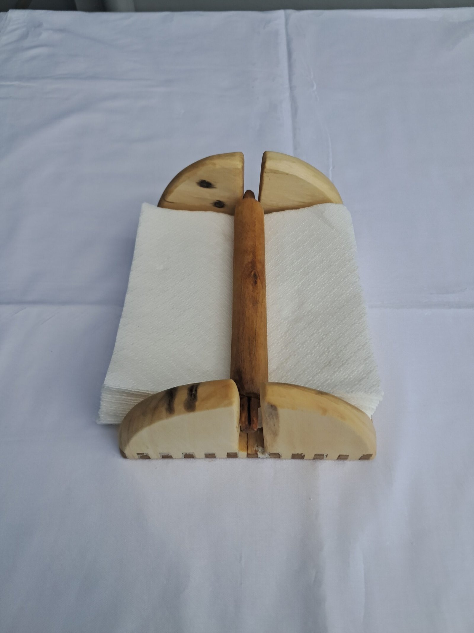 Χειροποίητη ξύλινη χαρτοπετσετοθήκη με φυσική υφή ξύλου.