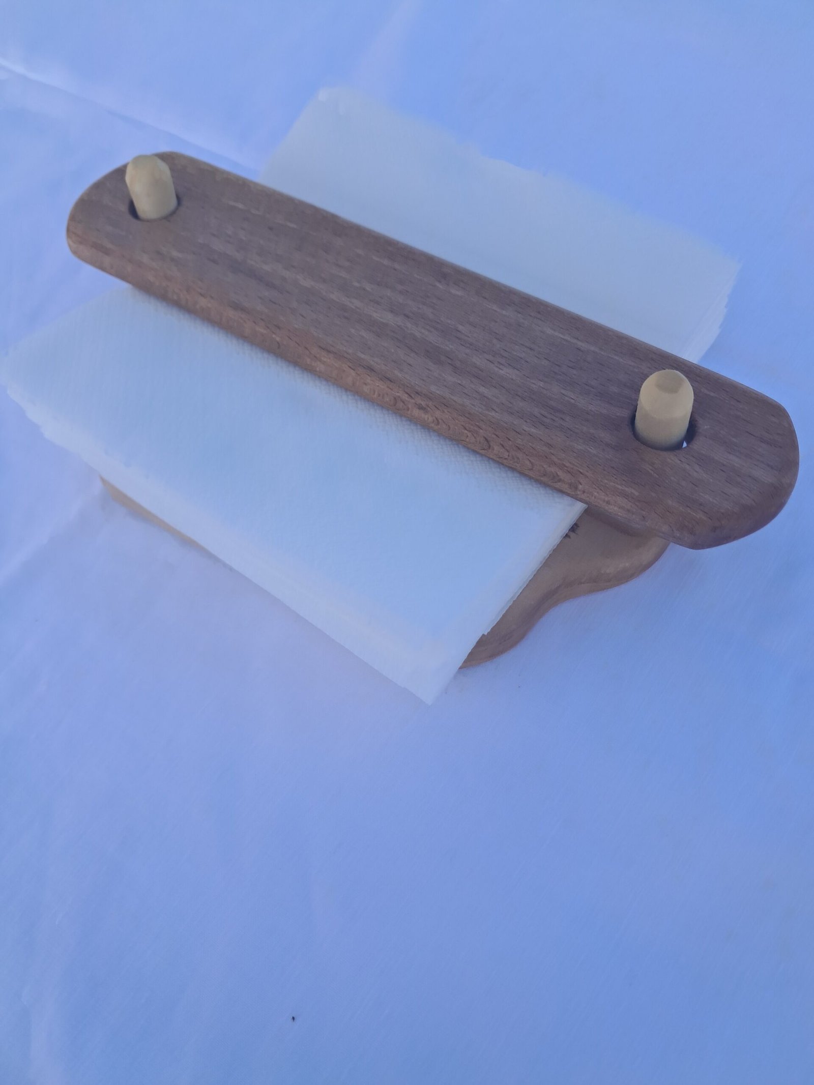 Χειροποίητη ξύλινη χαρτοπετσετοθήκη με φυσική υφή ξύλου.