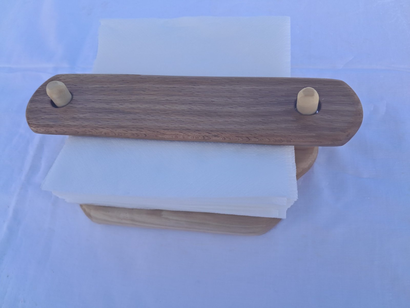 Χειροποίητη ξύλινη χαρτοπετσετοθήκη με φυσική υφή ξύλου.