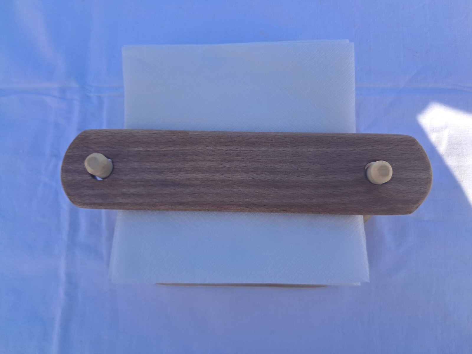 Χειροποίητη ξύλινη χαρτοπετσετοθήκη με φυσική υφή ξύλου.