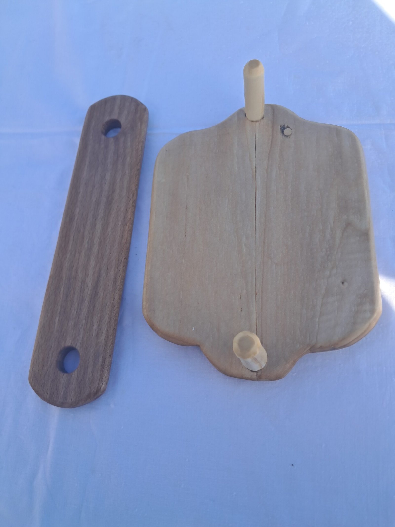 Χειροποίητη ξύλινη χαρτοπετσετοθήκη με φυσική υφή ξύλου.