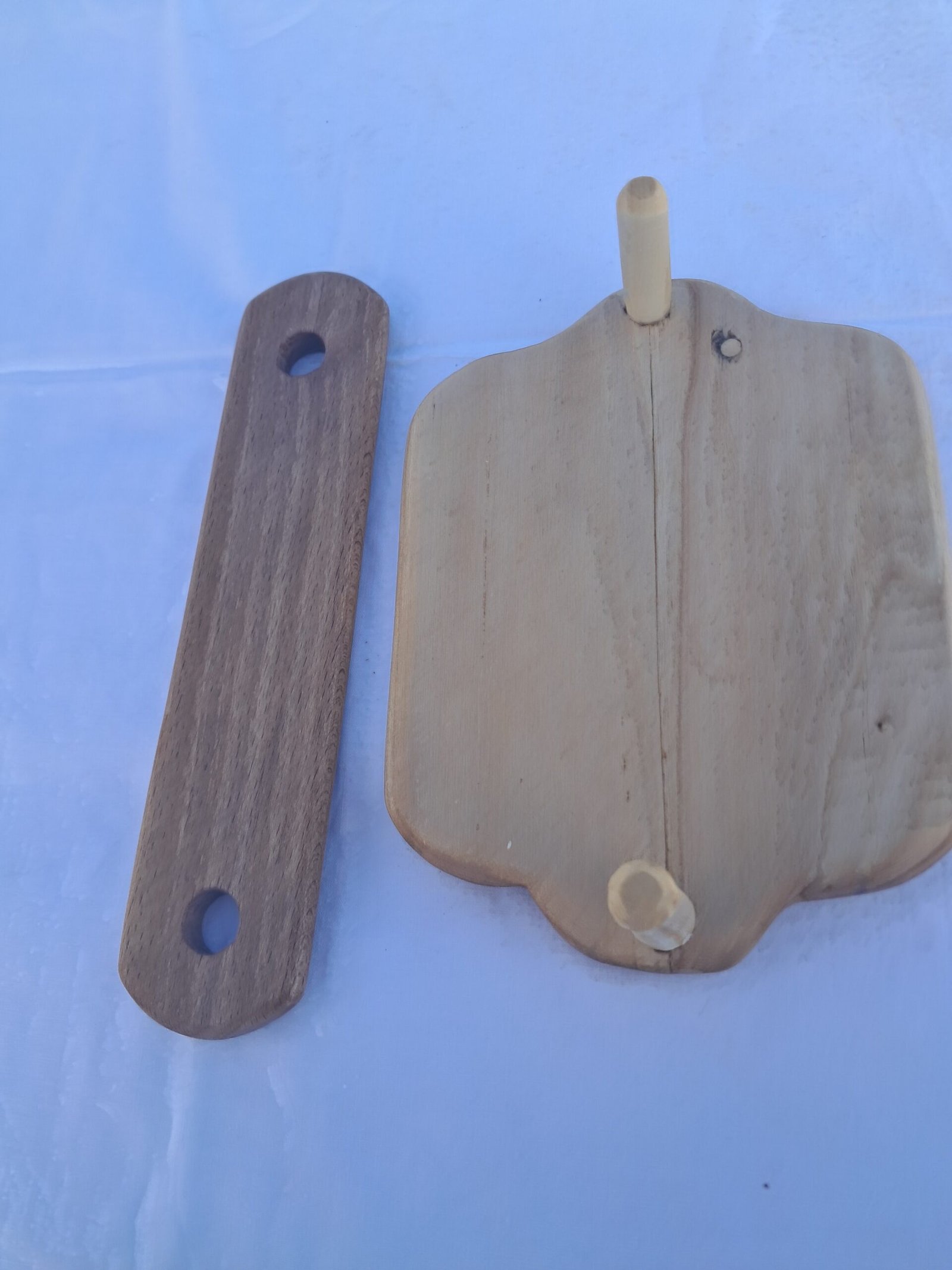 Χειροποίητη ξύλινη χαρτοπετσετοθήκη με φυσική υφή ξύλου.