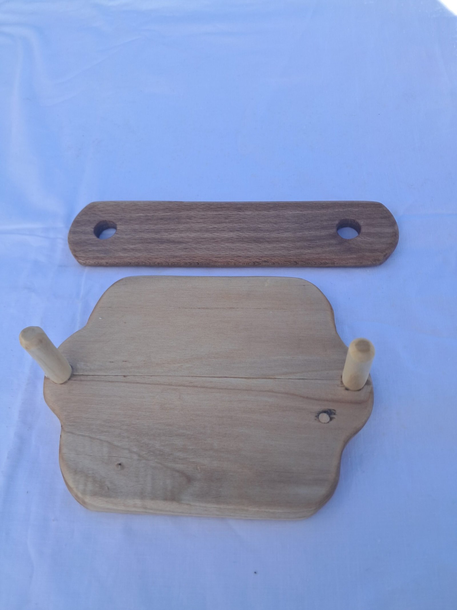 Χειροποίητη ξύλινη χαρτοπετσετοθήκη με φυσική υφή ξύλου.