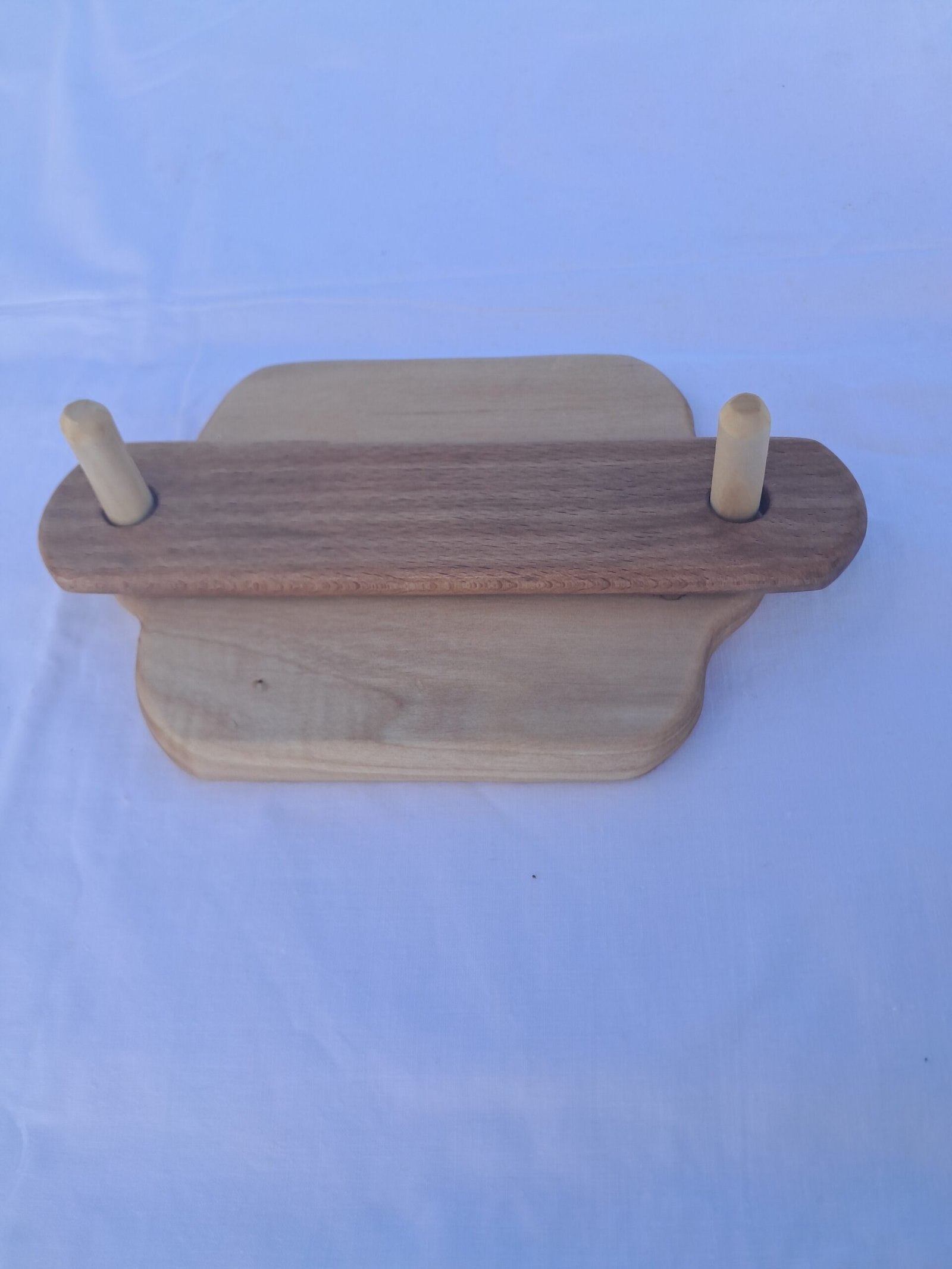 Χειροποίητη ξύλινη χαρτοπετσετοθήκη με φυσική υφή ξύλου.