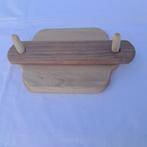 Χειροποίητη ξύλινη χαρτοπετσετοθήκη με φυσική υφή ξύλου.