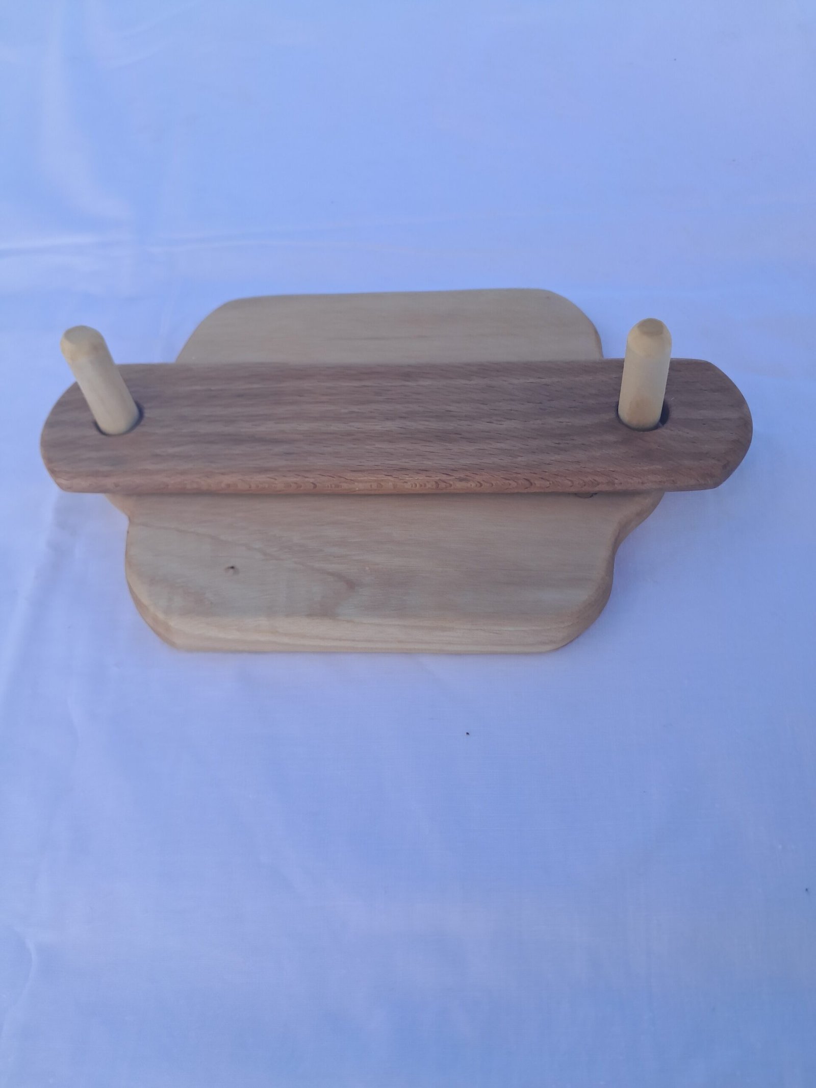 Χειροποίητη ξύλινη χαρτοπετσετοθήκη με φυσική υφή ξύλου.