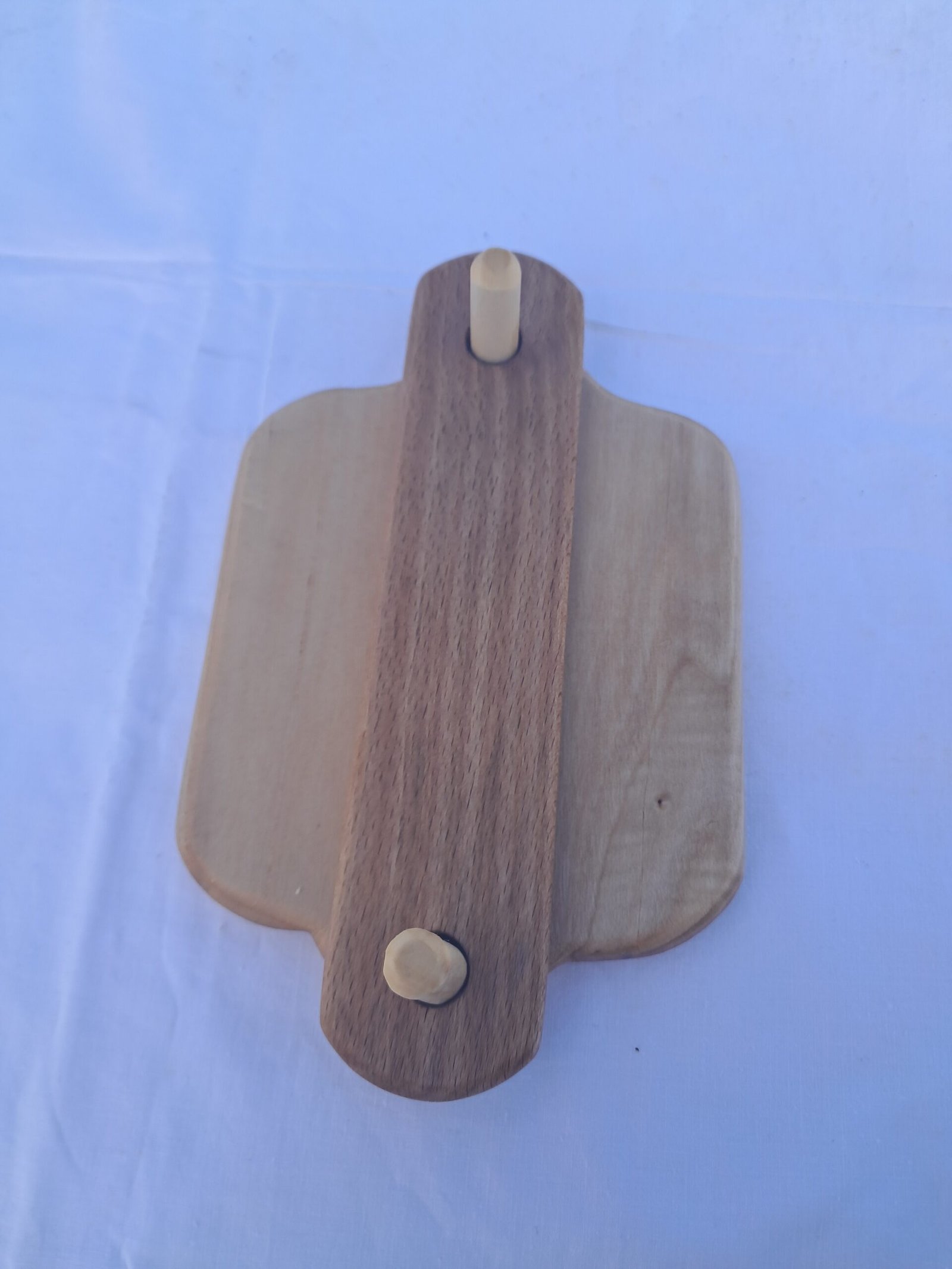 Χειροποίητη ξύλινη χαρτοπετσετοθήκη με φυσική υφή ξύλου.