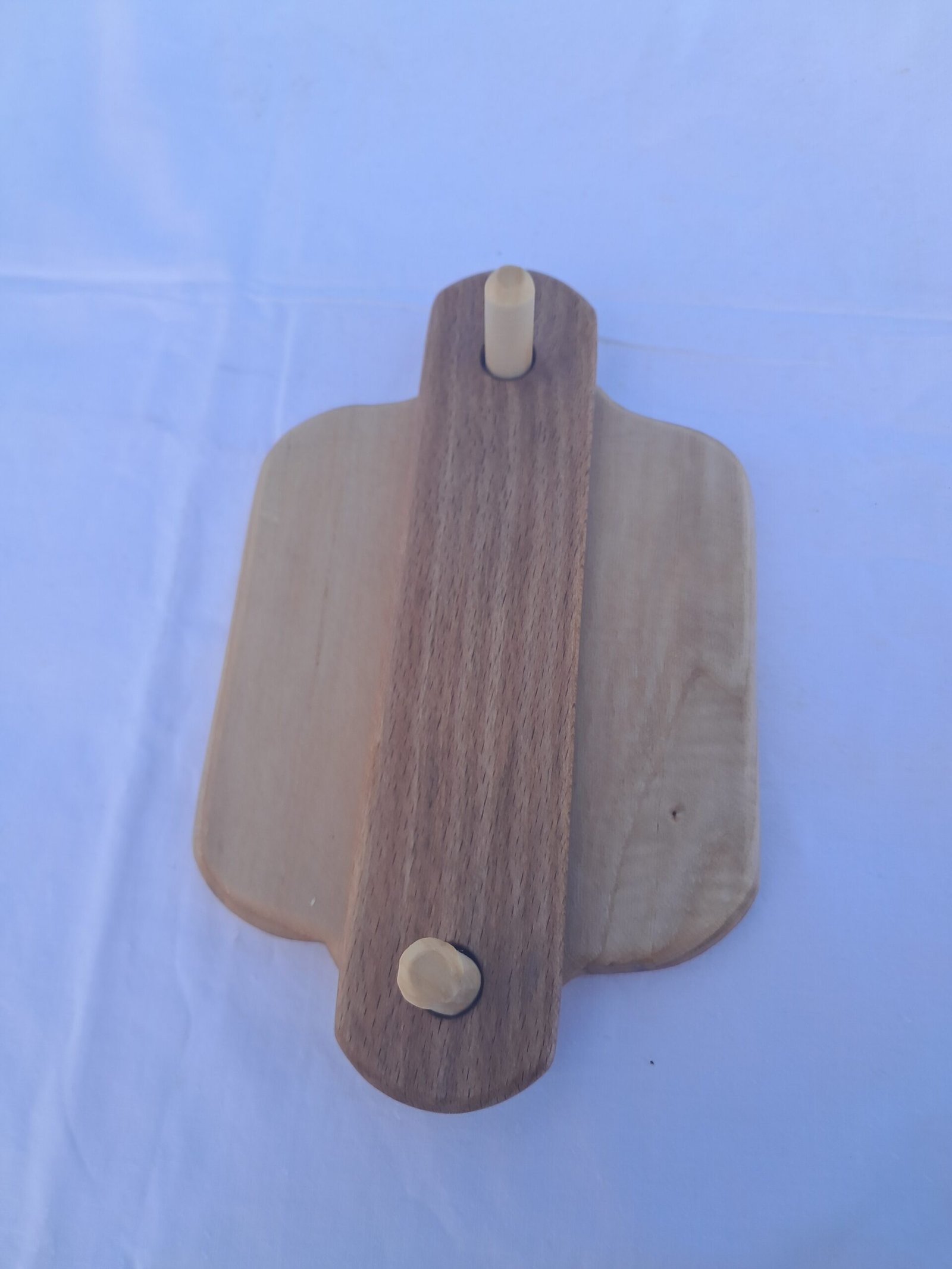 Χειροποίητη ξύλινη χαρτοπετσετοθήκη με φυσική υφή ξύλου.