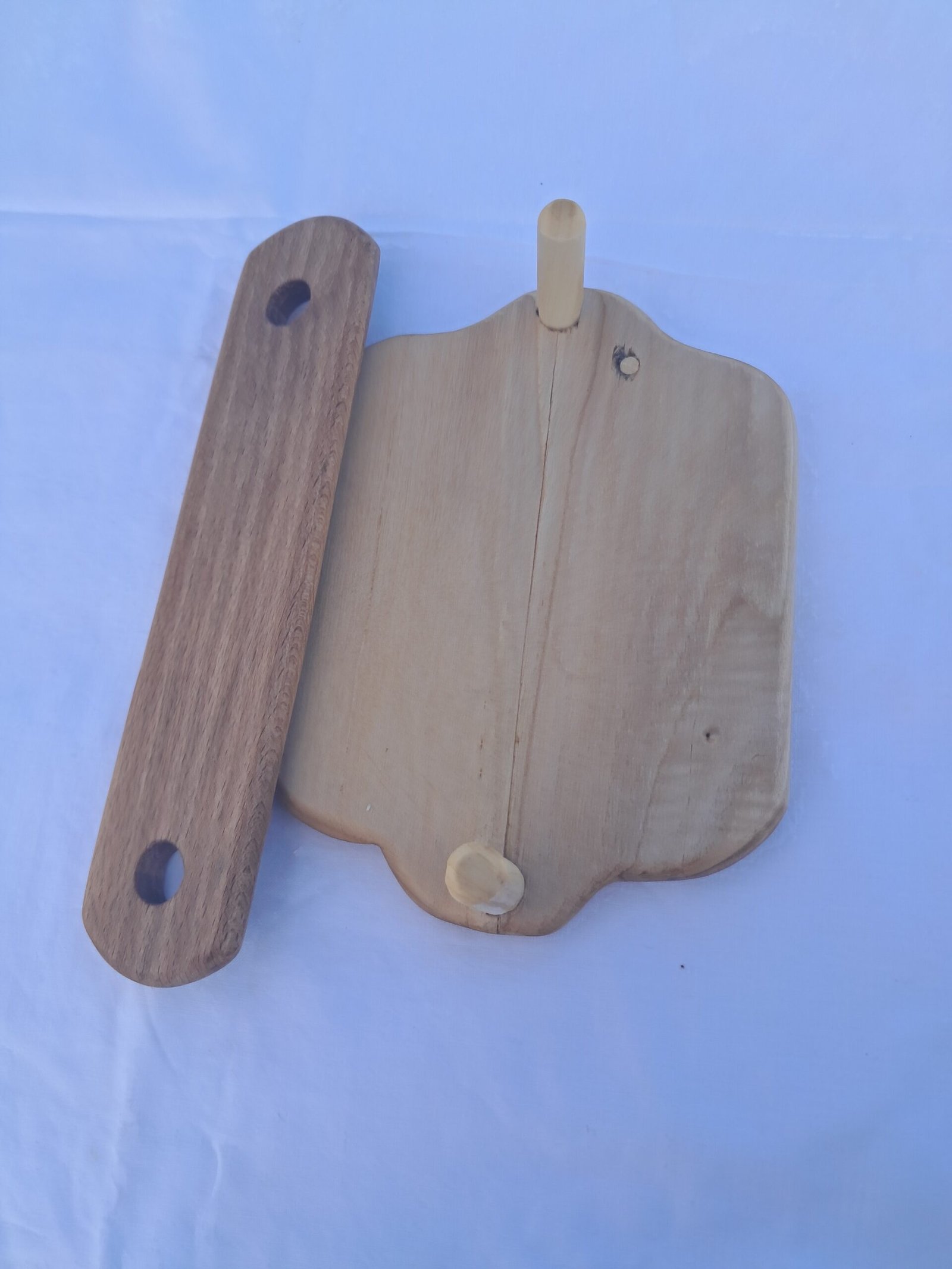 Χειροποίητη ξύλινη χαρτοπετσετοθήκη με φυσική υφή ξύλου.