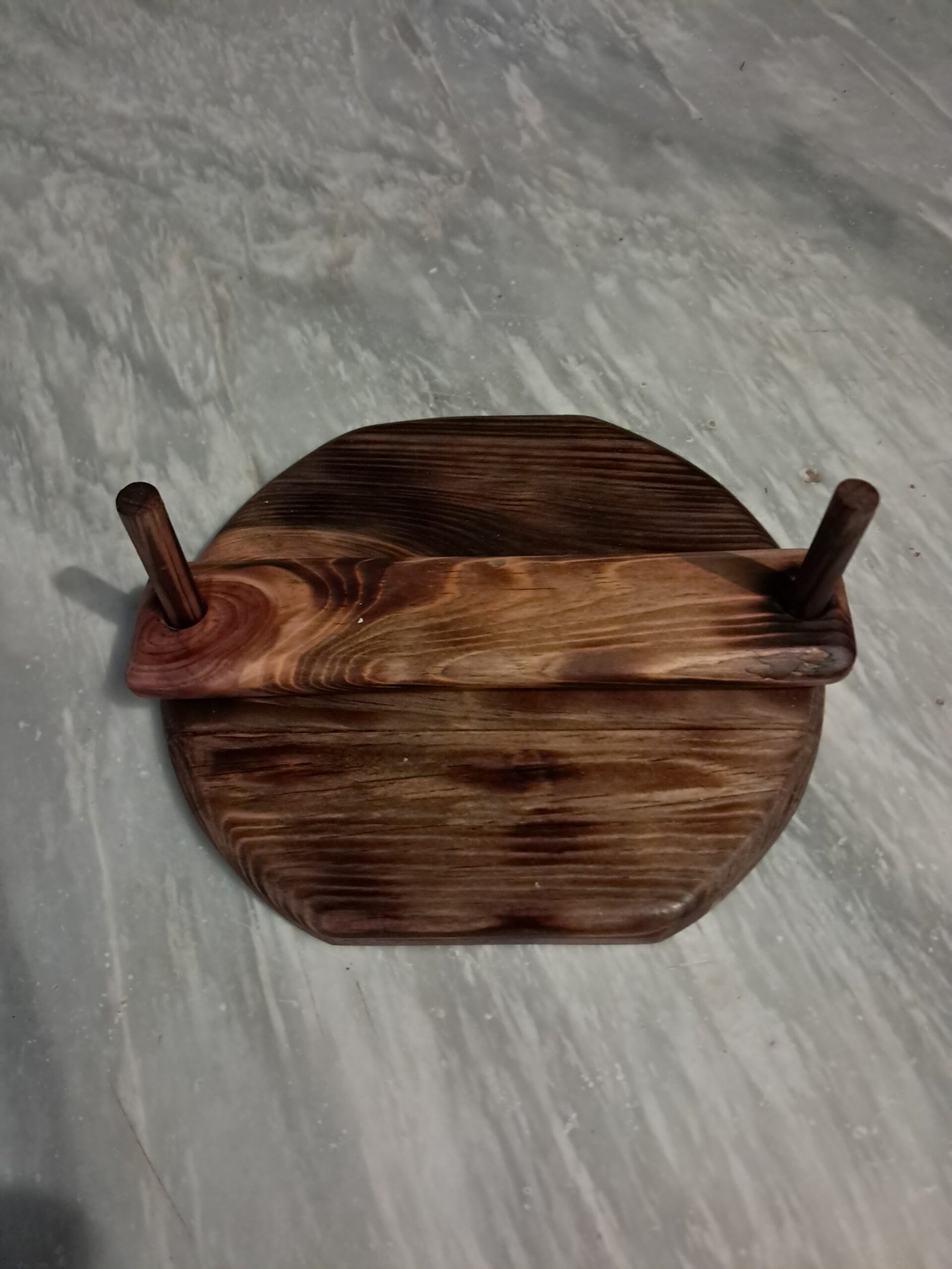 Χειροποίητη ξύλινη χαρτοπετσετοθήκη με φυσική υφή ξύλου.