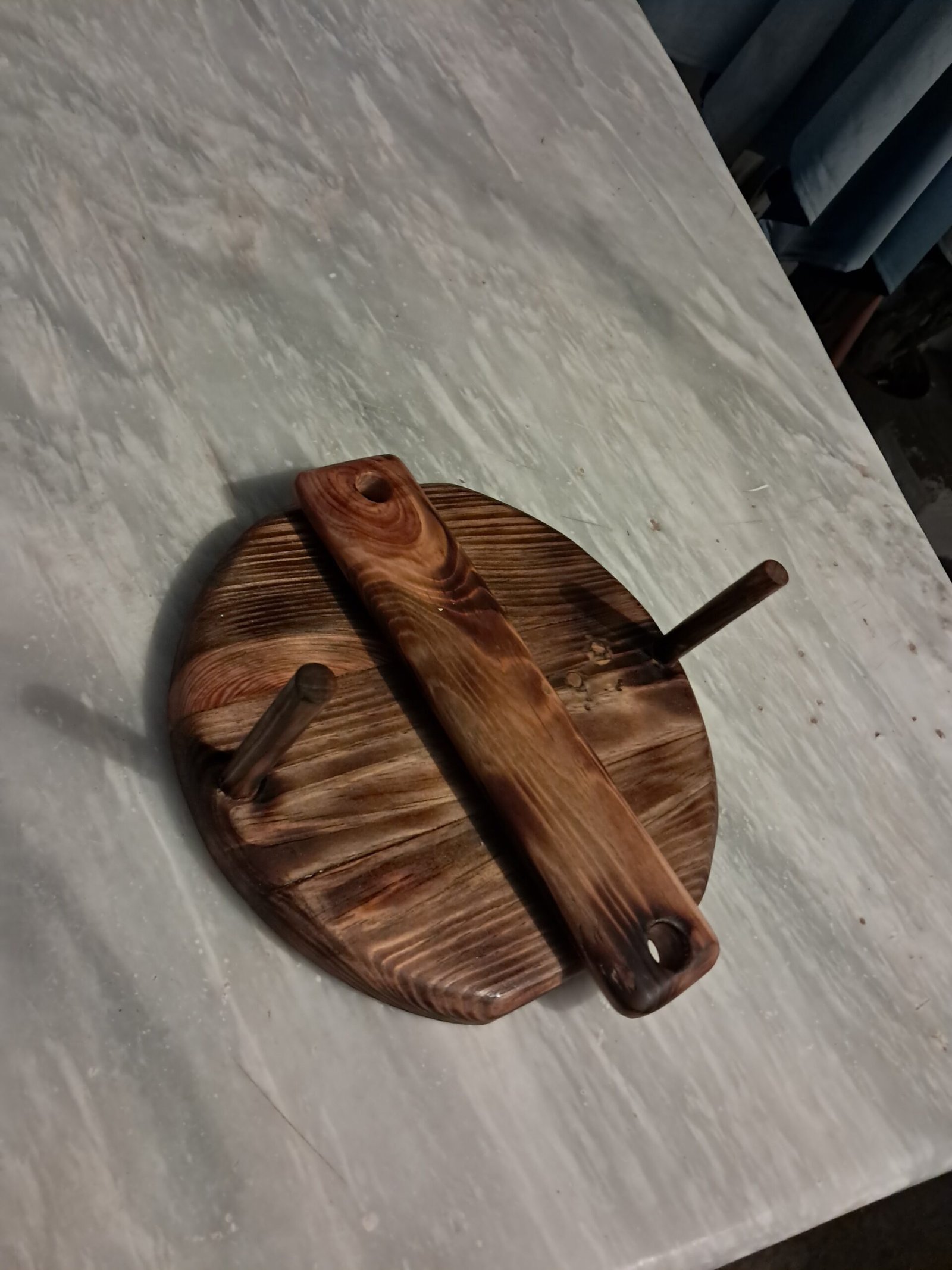 Χειροποίητη ξύλινη χαρτοπετσετοθήκη με φυσική υφή ξύλου.