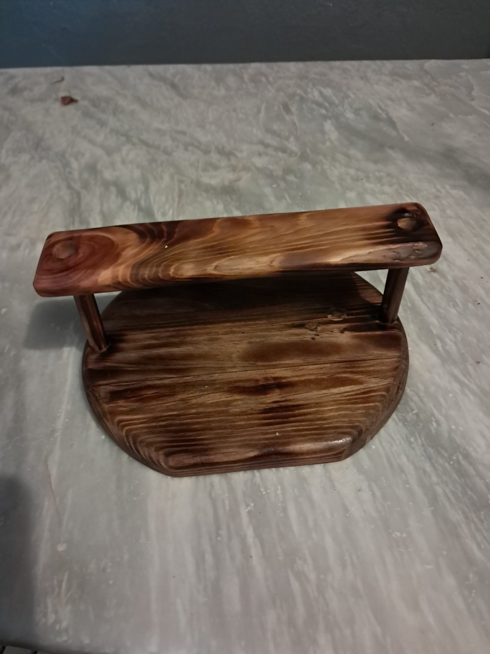 Χειροποίητη ξύλινη χαρτοπετσετοθήκη με φυσική υφή ξύλου.