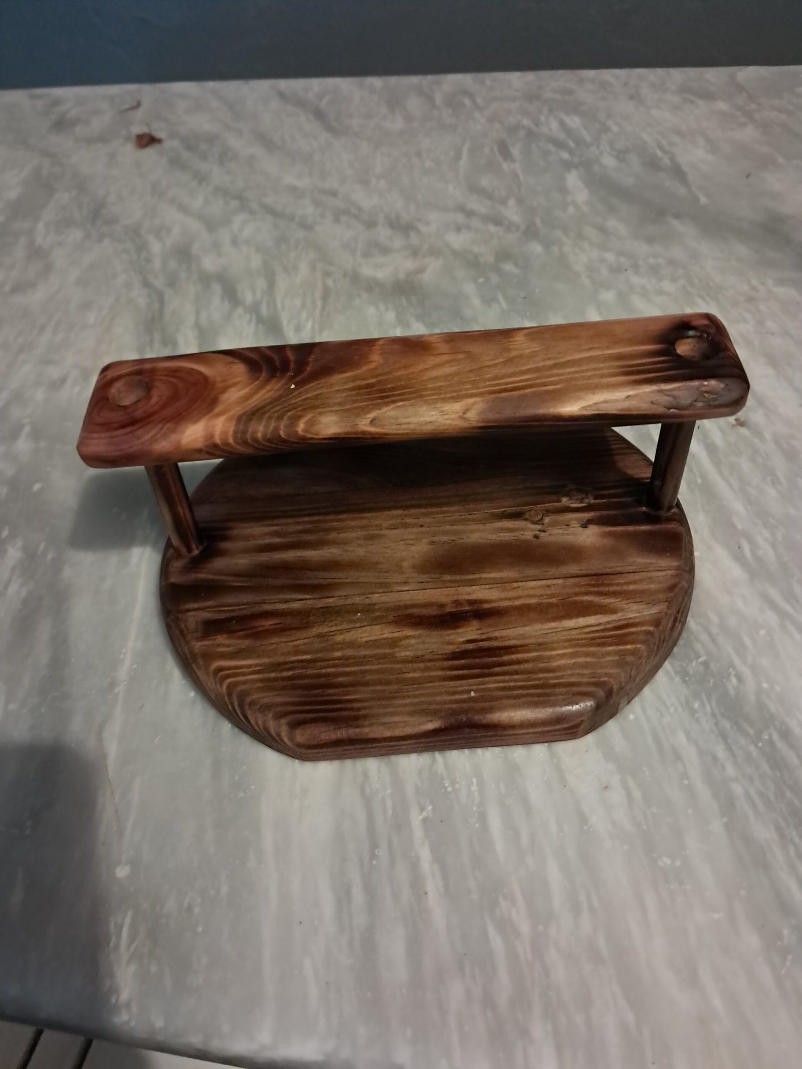 Χειροποίητη ξύλινη χαρτοπετσετοθήκη με φυσική υφή ξύλου.