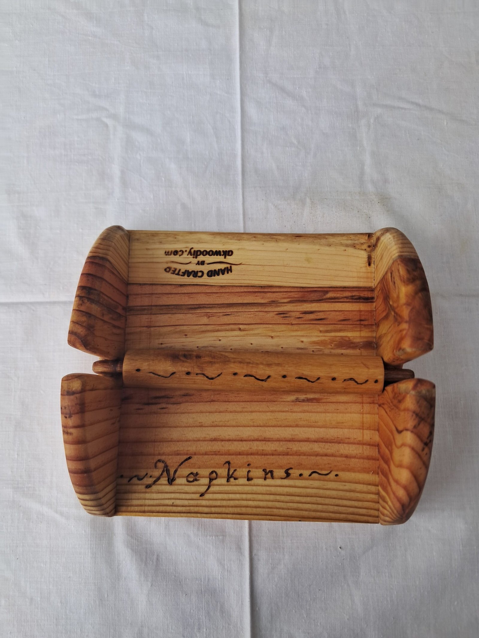 Χειροποίητη ξύλινη χαρτοπετσετοθήκη με φυσική υφή ξύλου.