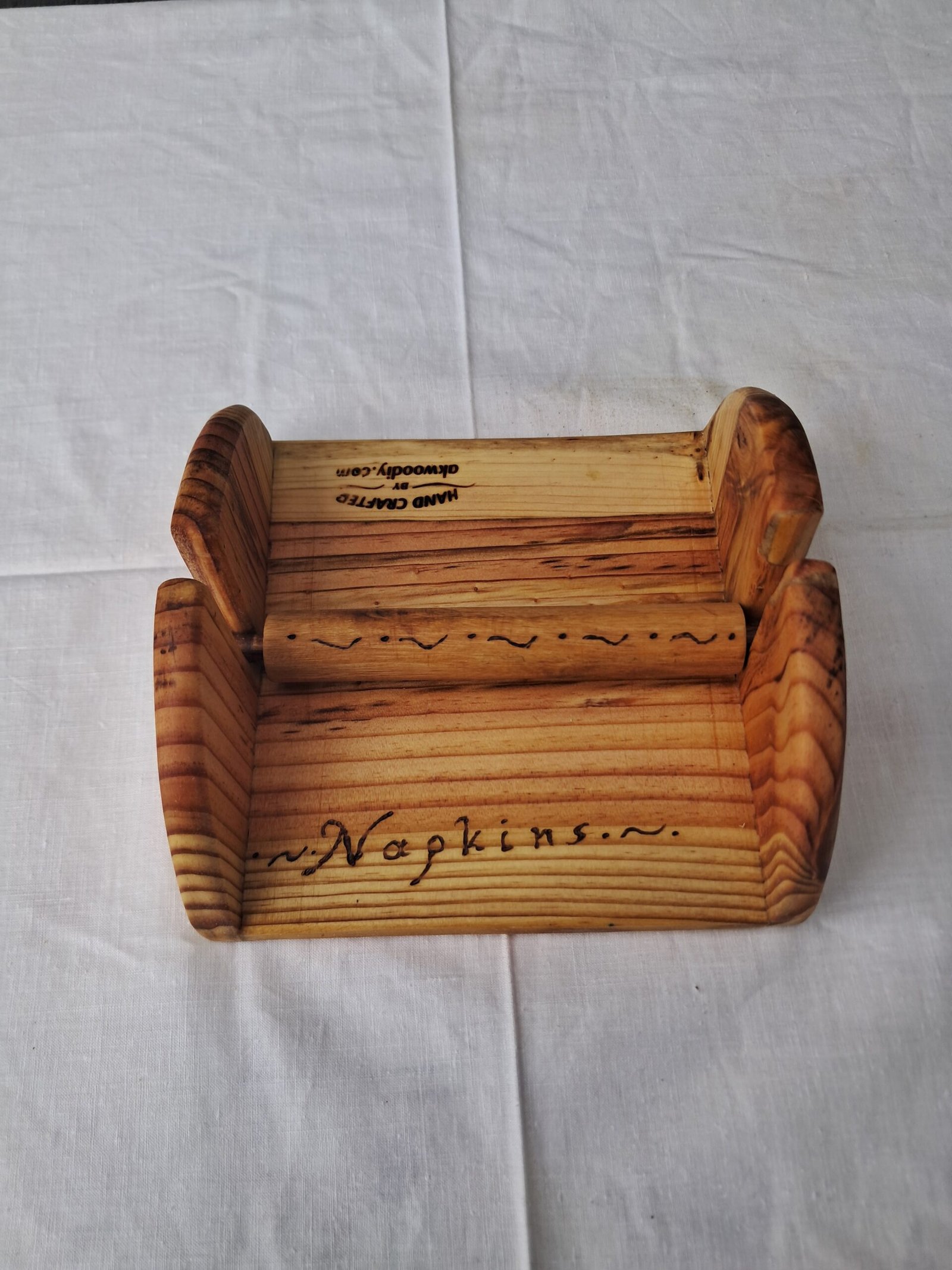 Χειροποίητη ξύλινη χαρτοπετσετοθήκη με φυσική υφή ξύλου.