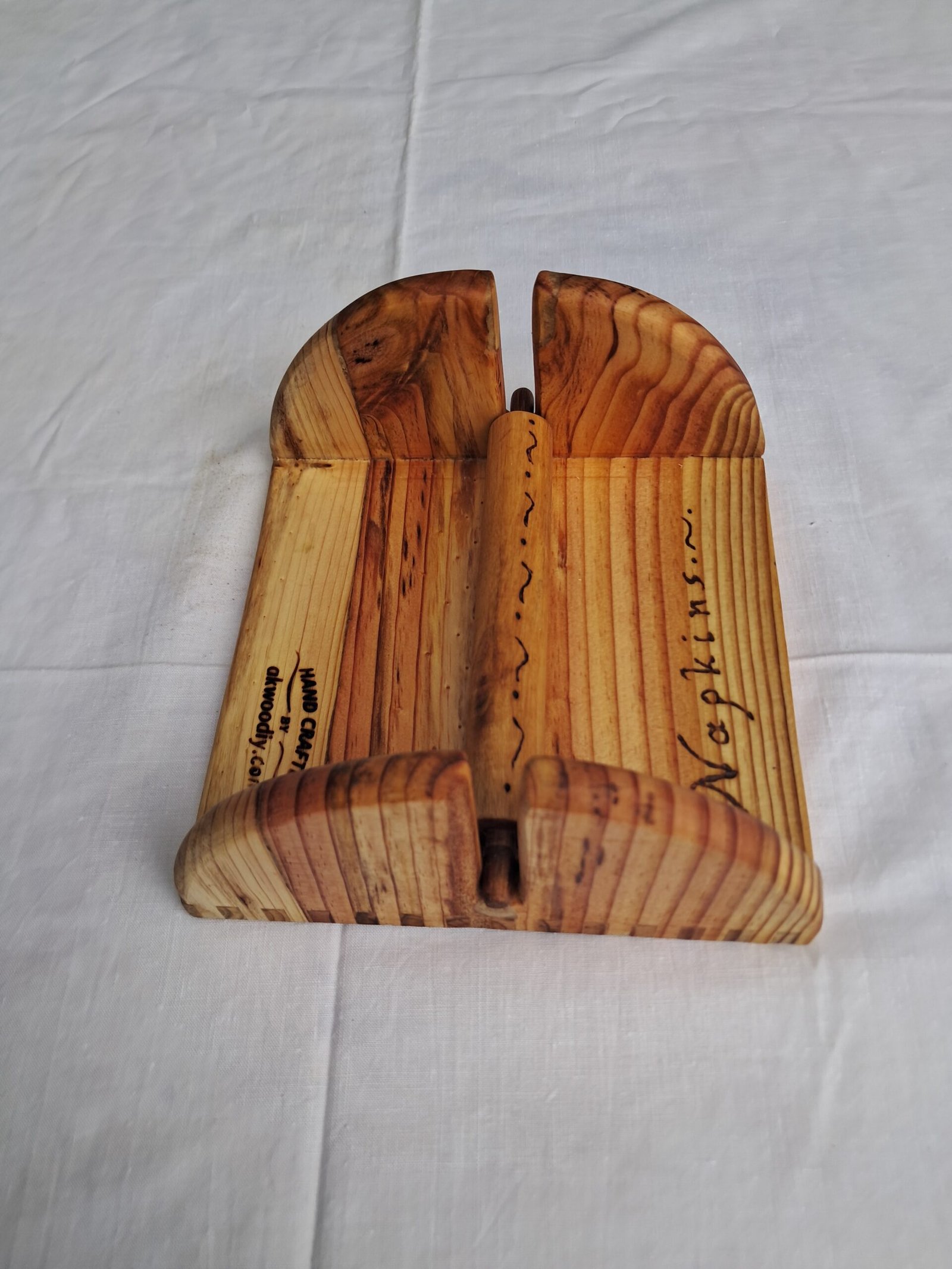 Χειροποίητη ξύλινη χαρτοπετσετοθήκη με φυσική υφή ξύλου.