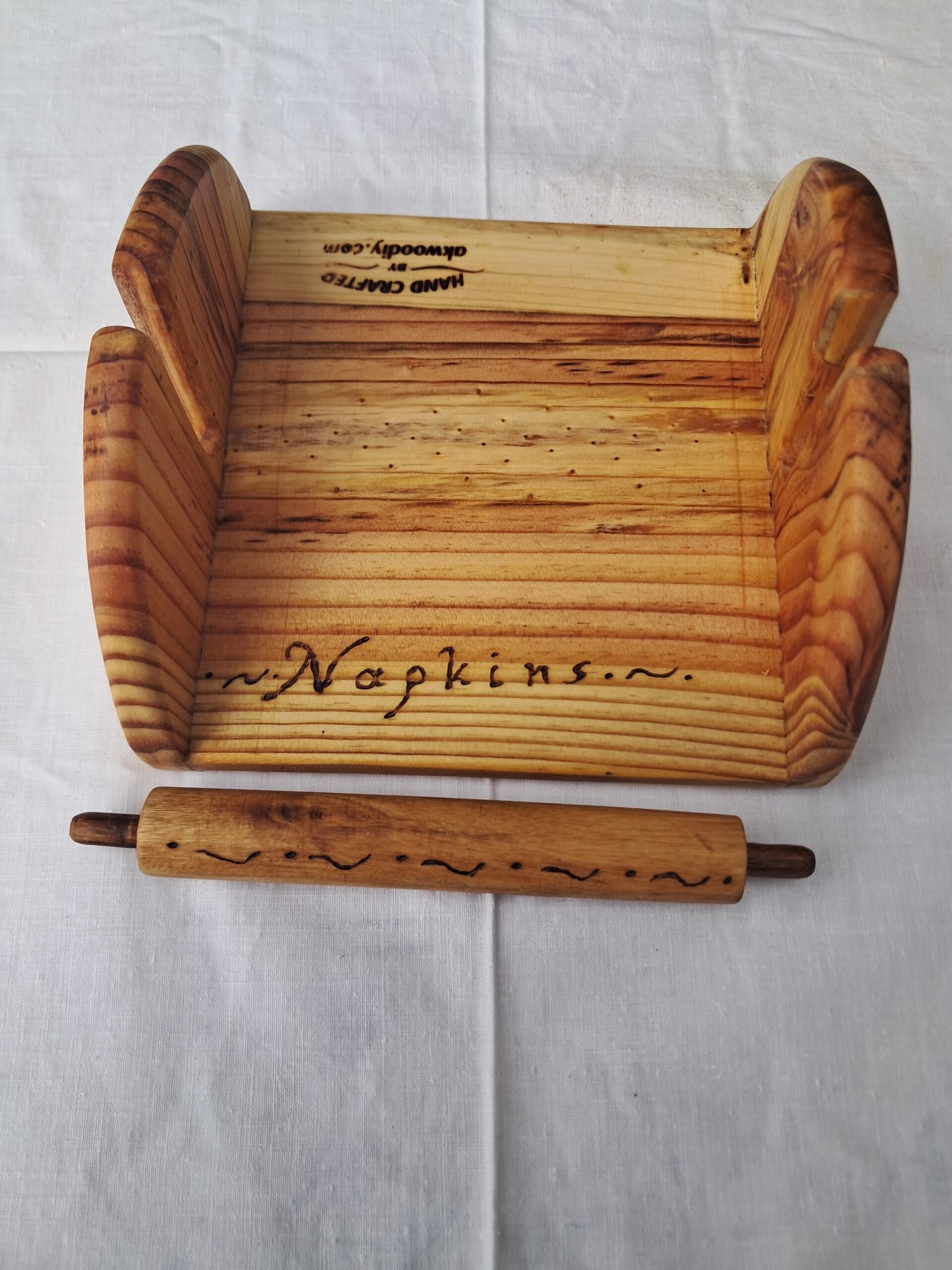 Χειροποίητη ξύλινη χαρτοπετσετοθήκη με φυσική υφή ξύλου.