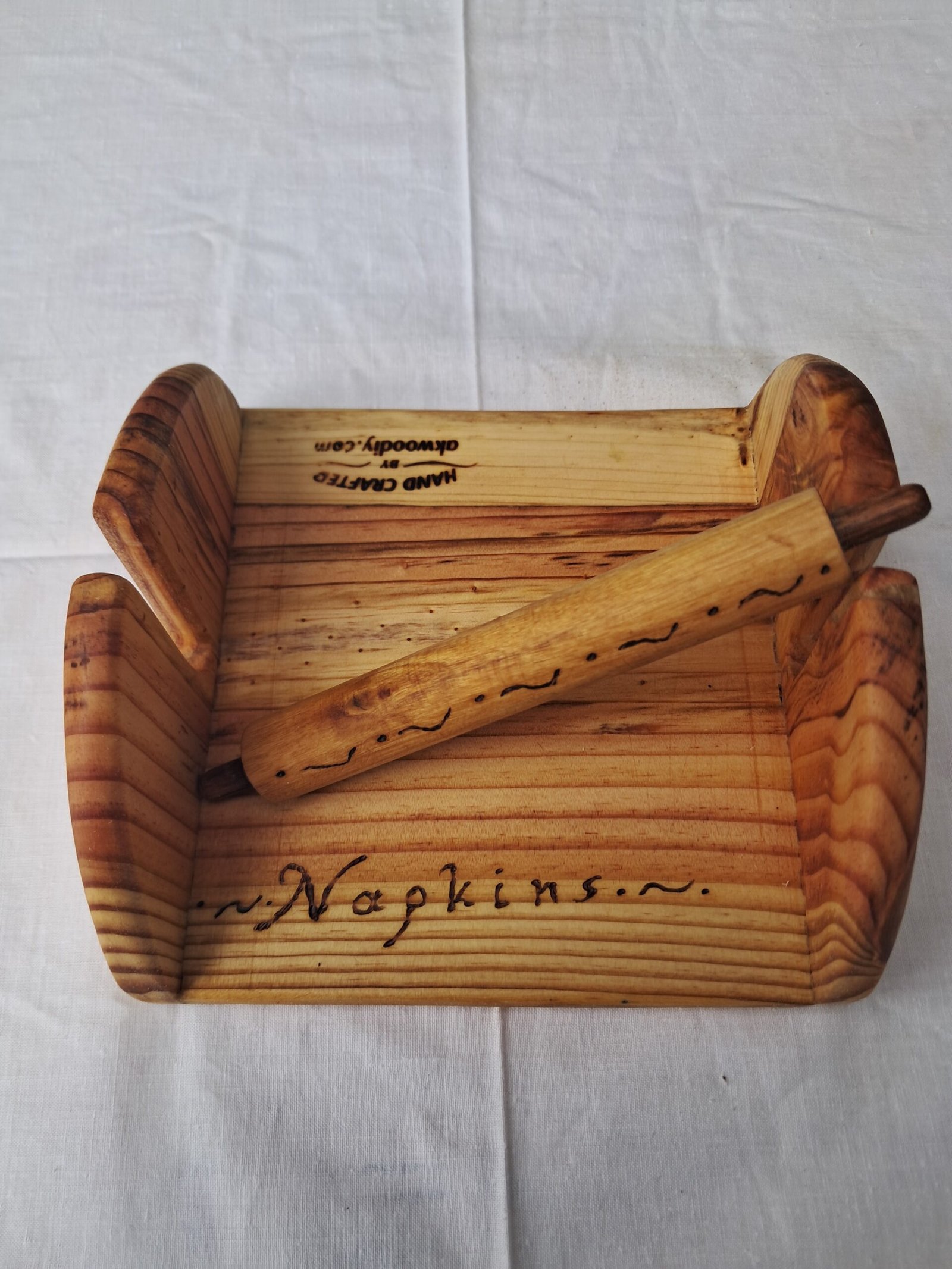 Χειροποίητη ξύλινη χαρτοπετσετοθήκη με φυσική υφή ξύλου.