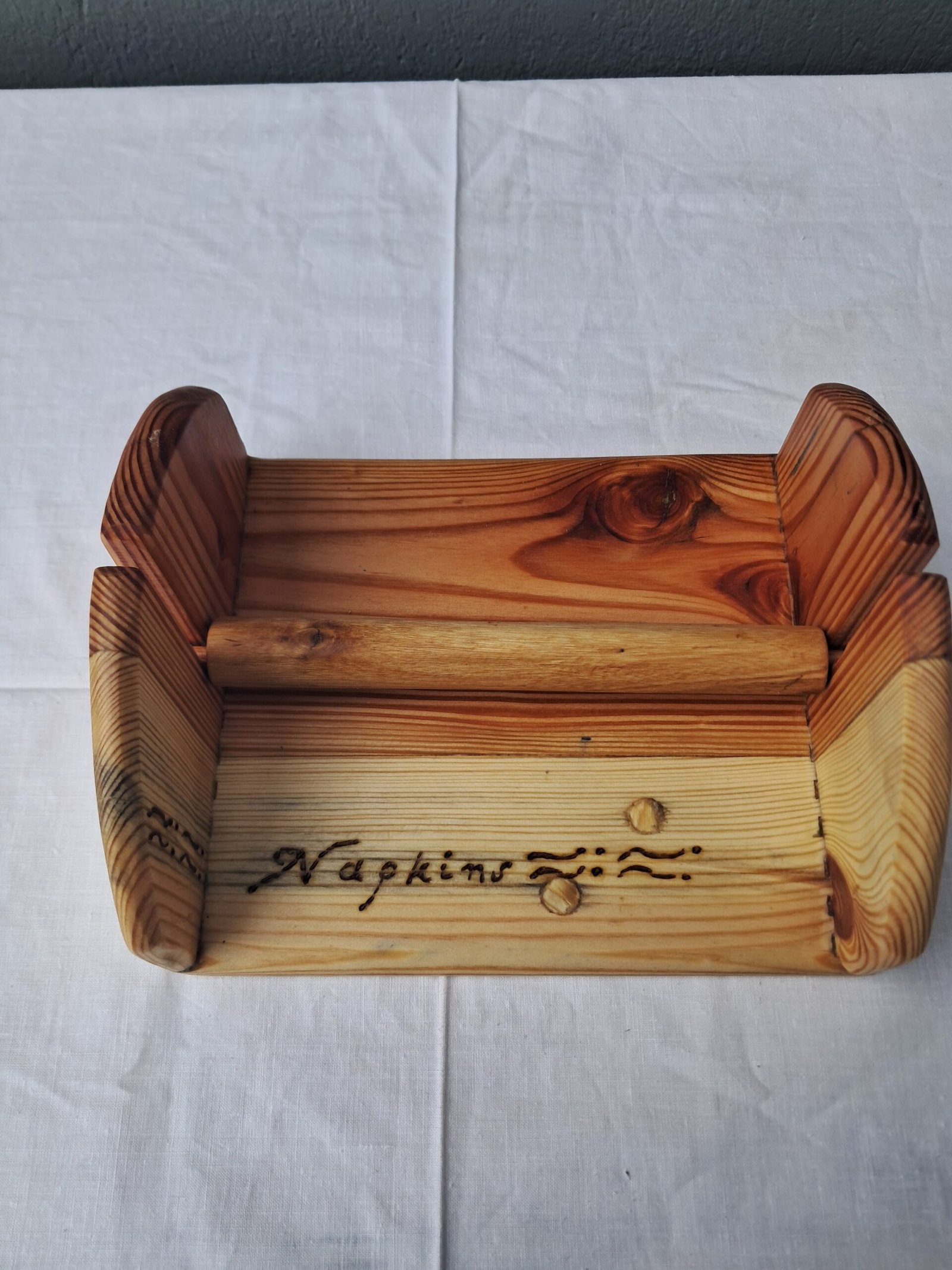 Χειροποίητη ξύλινη χαρτοπετσετοθήκη με φυσική υφή ξύλου.