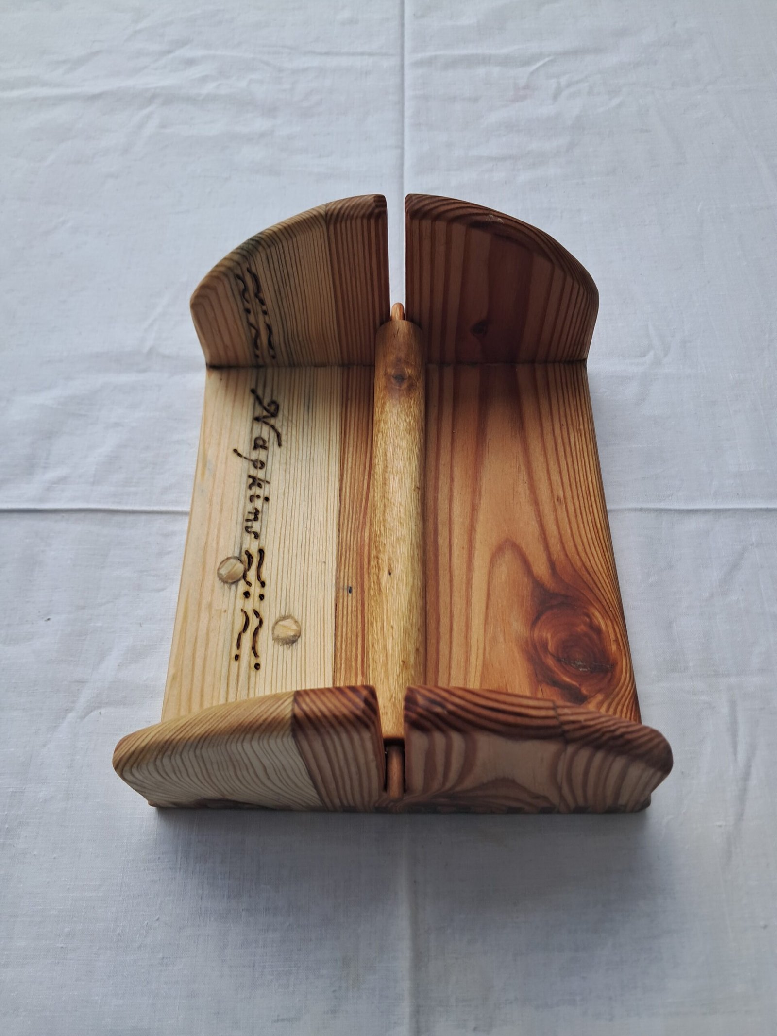 Χειροποίητη ξύλινη χαρτοπετσετοθήκη με φυσική υφή ξύλου.